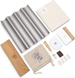 A Baker and Cook 7 pièces Baguette Baking Set - Plateau perforé, chiffon d'épreuvage, grattoir en plastique, couteau de banc en métal, plateau tournant, lame et sac à pain en lin