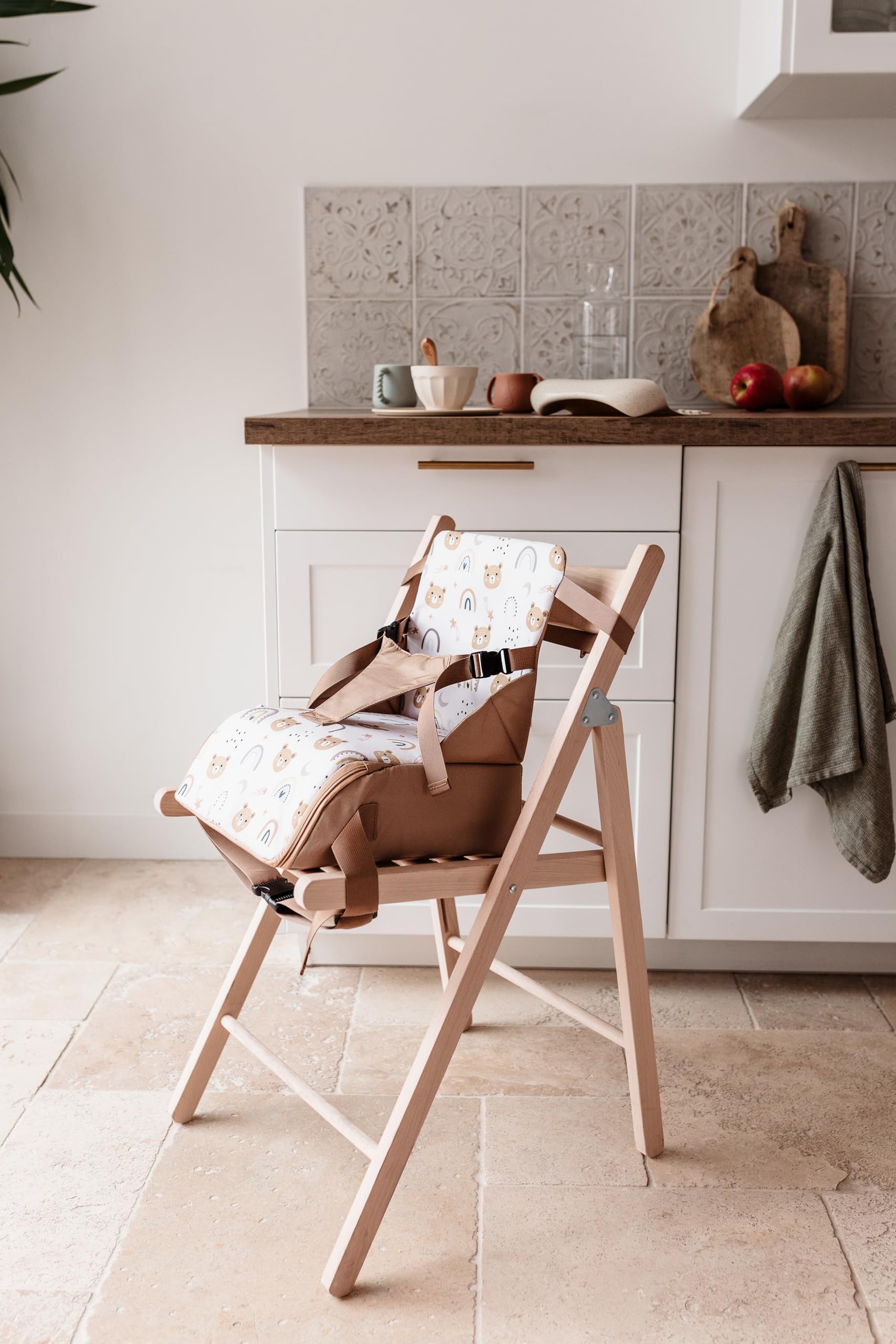 TINÉO - Réhausseur Nomade - Adaptable A Toutes Les Chaises - Ultra Compact - Transportable - Harnais De Sécurité - Rangement Compartimenté Et Fermé dans L'Assise (Camel Ourson)