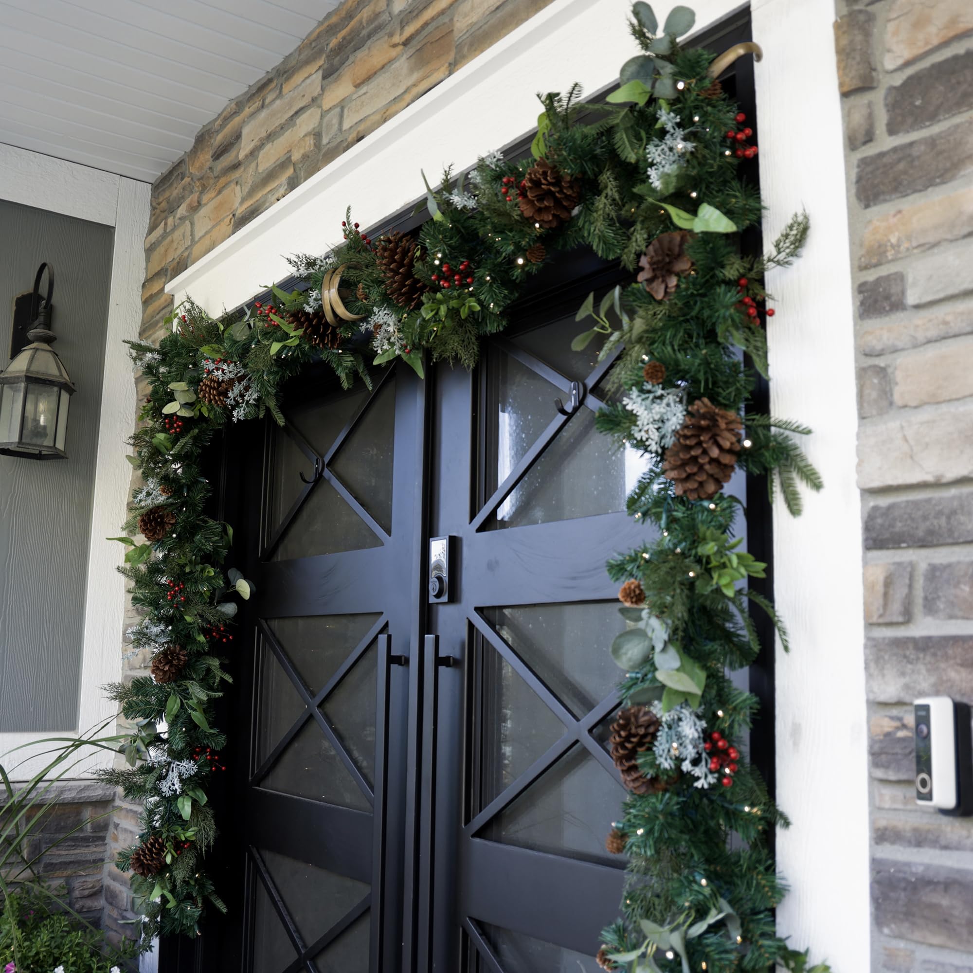 VILLAGE LIGHTING COMPANY Colgador de guirnalda ajustable para puertas de 52 a 82 pulgadas, hierro fundido resistente, decoración de Navidad sin clavos ni tornillos