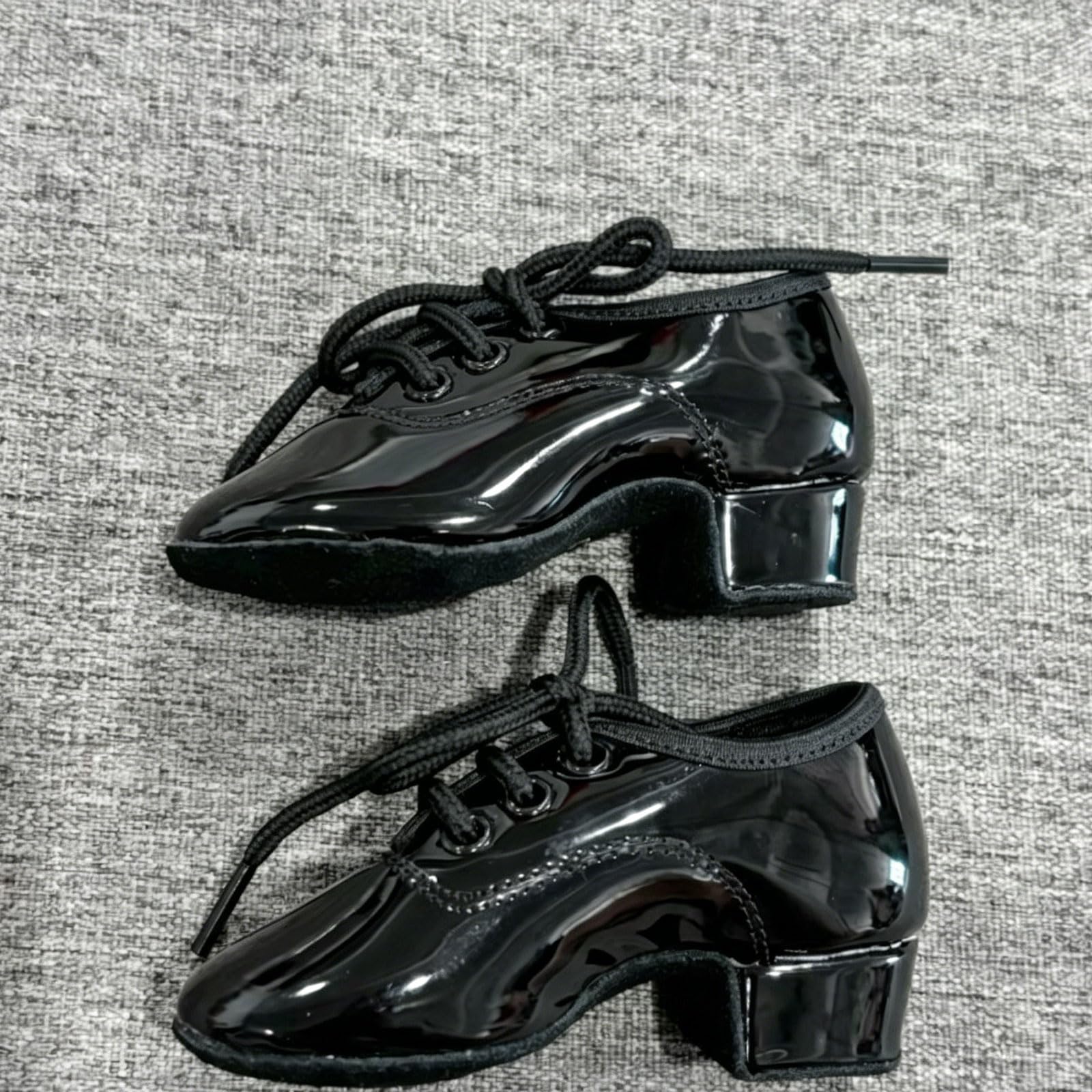 Portachiavi con scarpa da ballo in pelle verniciata nera con