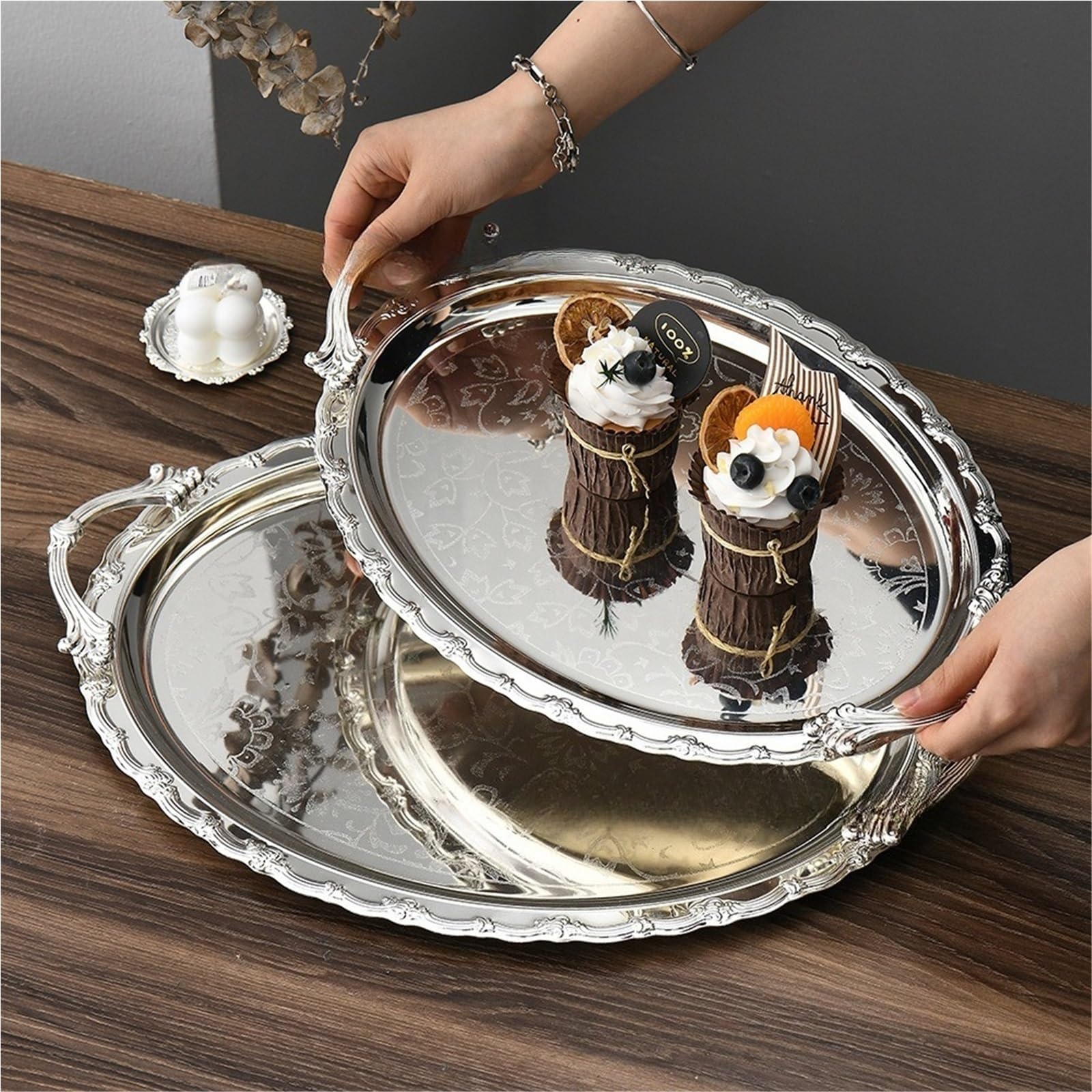 Bandeja Metálica con Asas Bandeja de exhibición postres, Organizador Almacenamiento Joyas con Fondo Plateado y Borde Dorado, Bandeja decoración celebración(M 31.5x40cm)