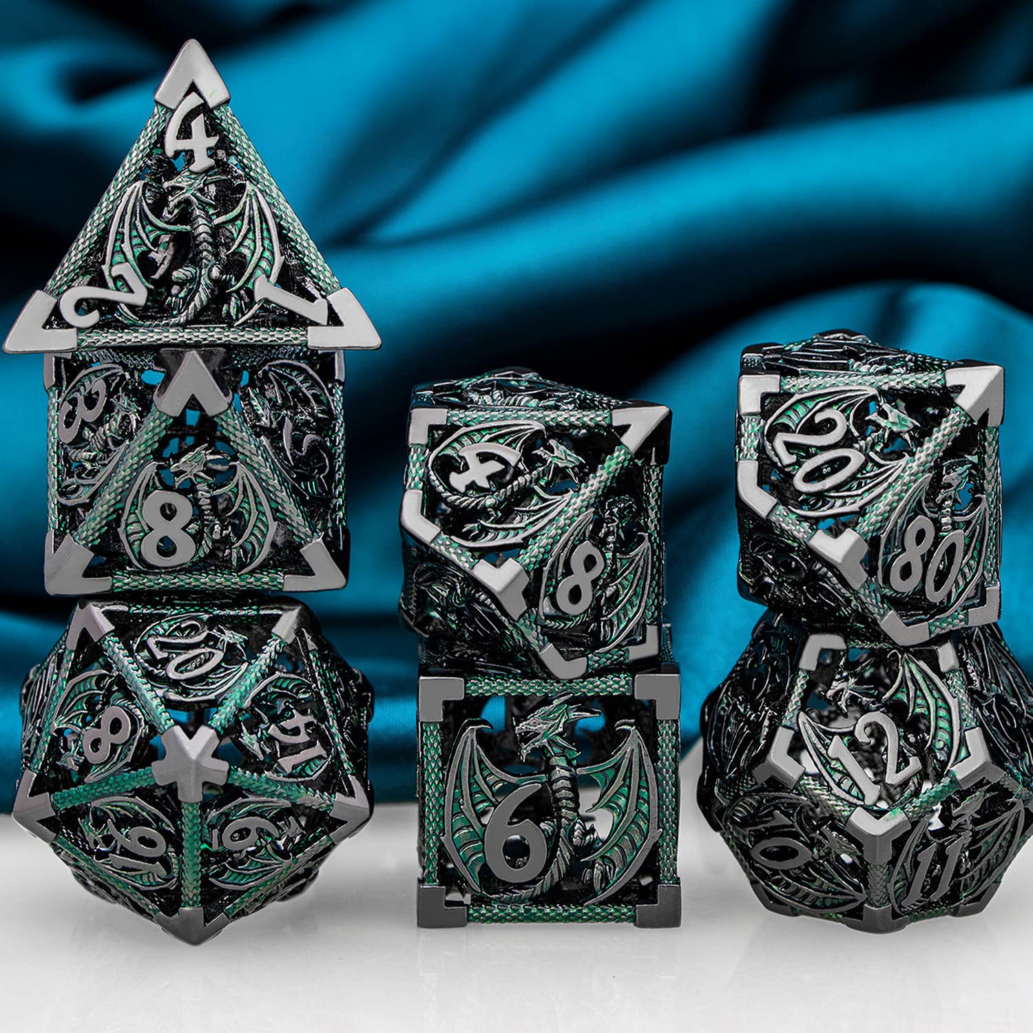 ARUOHHA Lot de 7 dés DND creux en métal noir et vert avec boîte cadeau, dés D et D pour jeux de rôle, Donjons polyédriques D20 D12 D10 D8 D6 D4