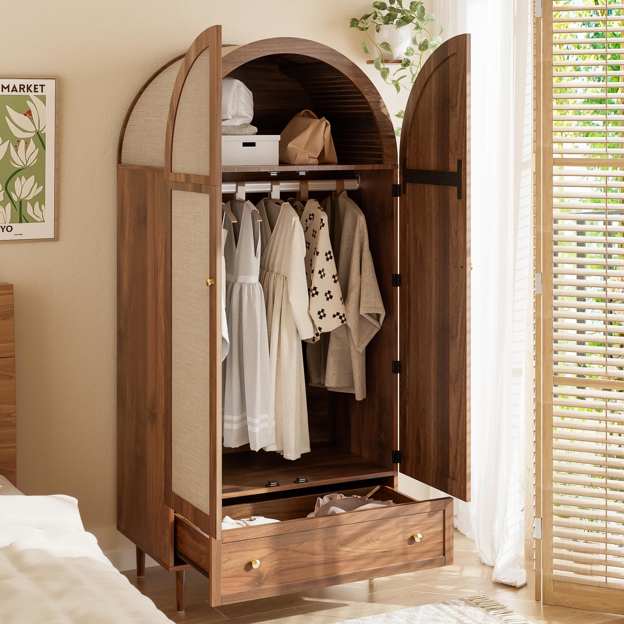 Elegante armadio con ante in tessuto e cassetti, piedini in legno robusti, pratico spazio di archiviazione per abbigliamento e accessori – ideale per camera da letto, camera degli ospiti o