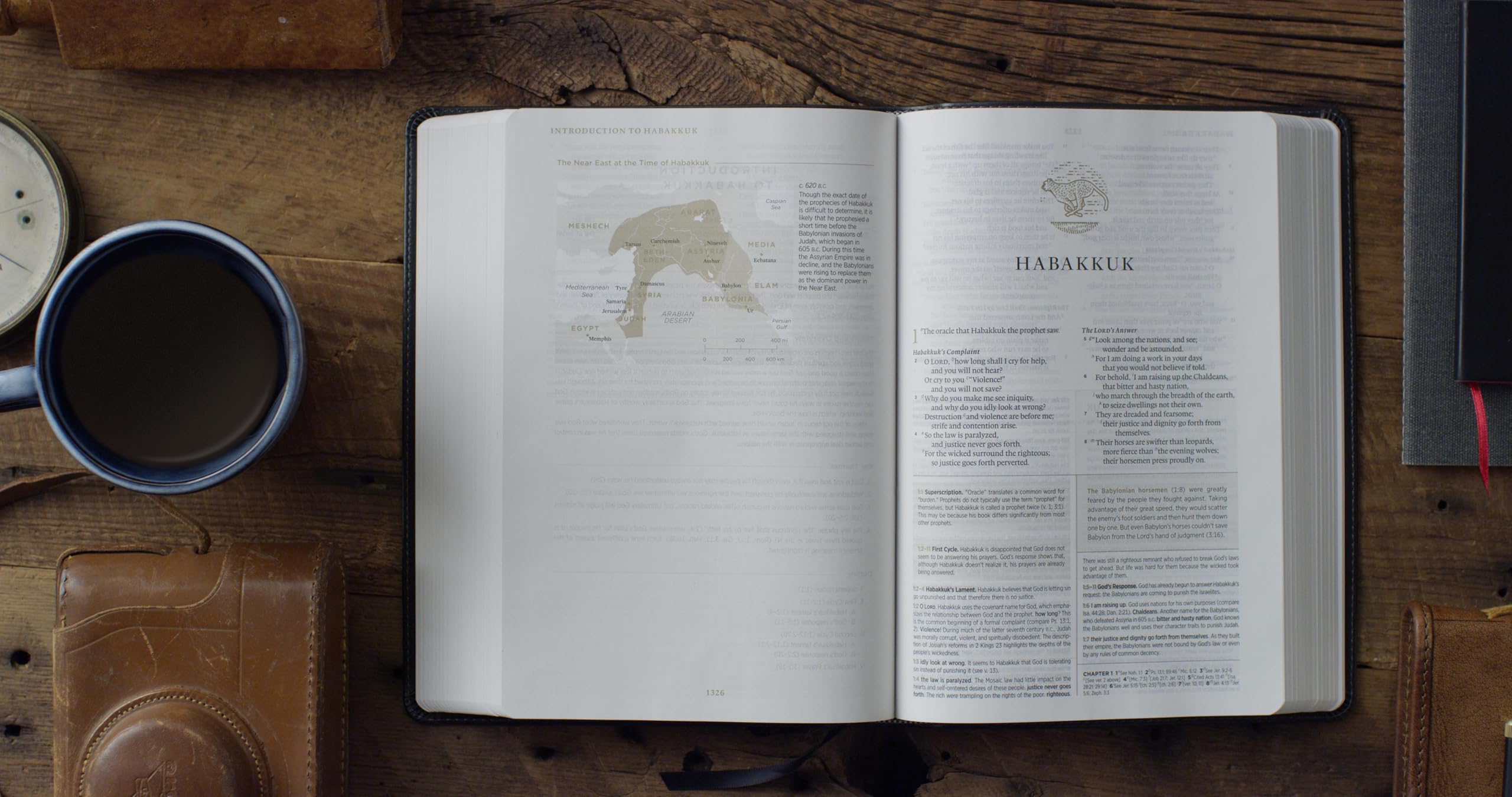 ESV Men's Study Bible (Trutone, Charcoal, Shield Design): English Standard Version, Charcoal, Shield Design, Trutone, Men's Study Bible With Ribbon Marker