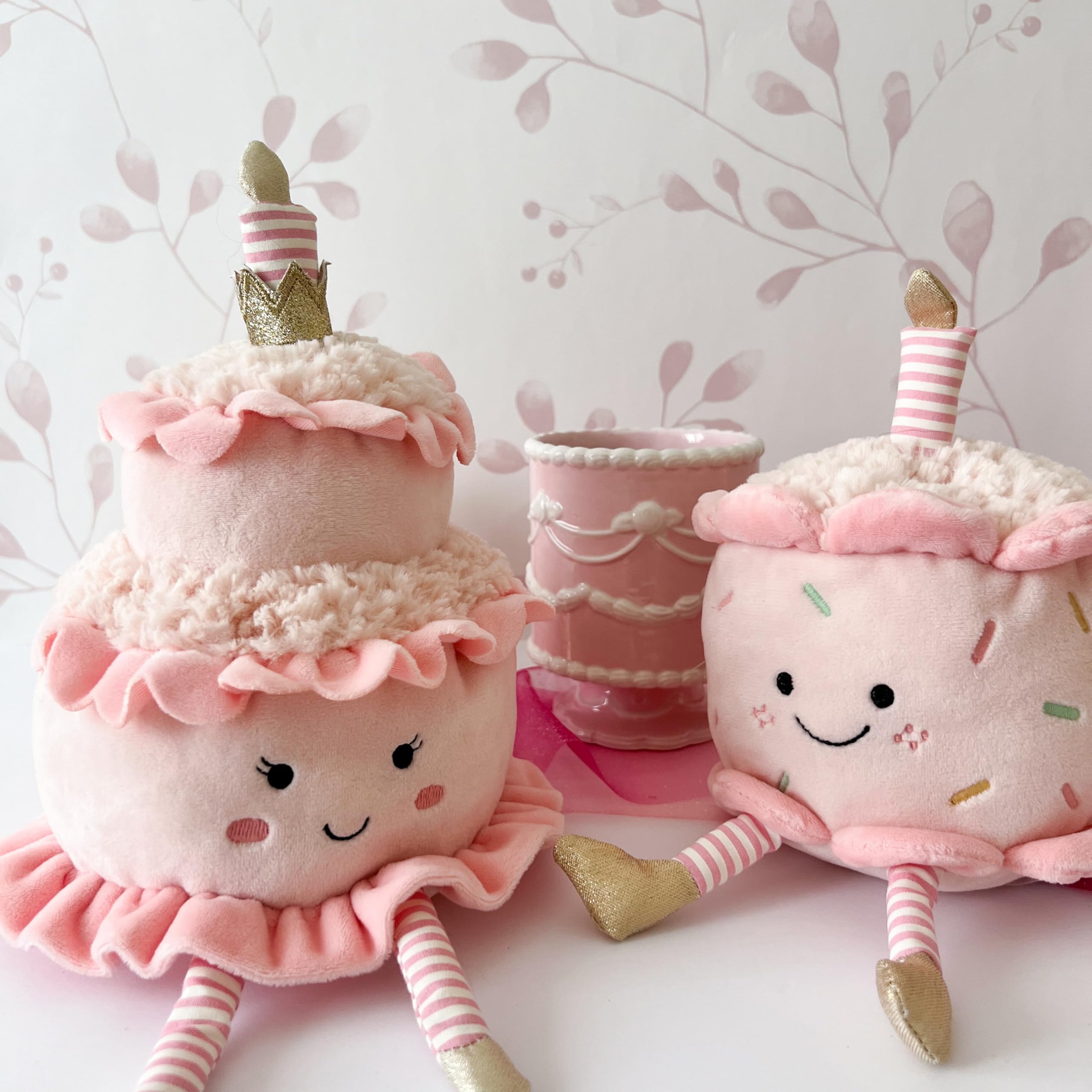 MON AMI Peluche de pastel de pañales – Animal de peluche dulce postre de 22,9 cm – Adorable pastel de cumpleaños de dos niveles con vela y piernas a rayas | Linda peluche decorativo y regalo para