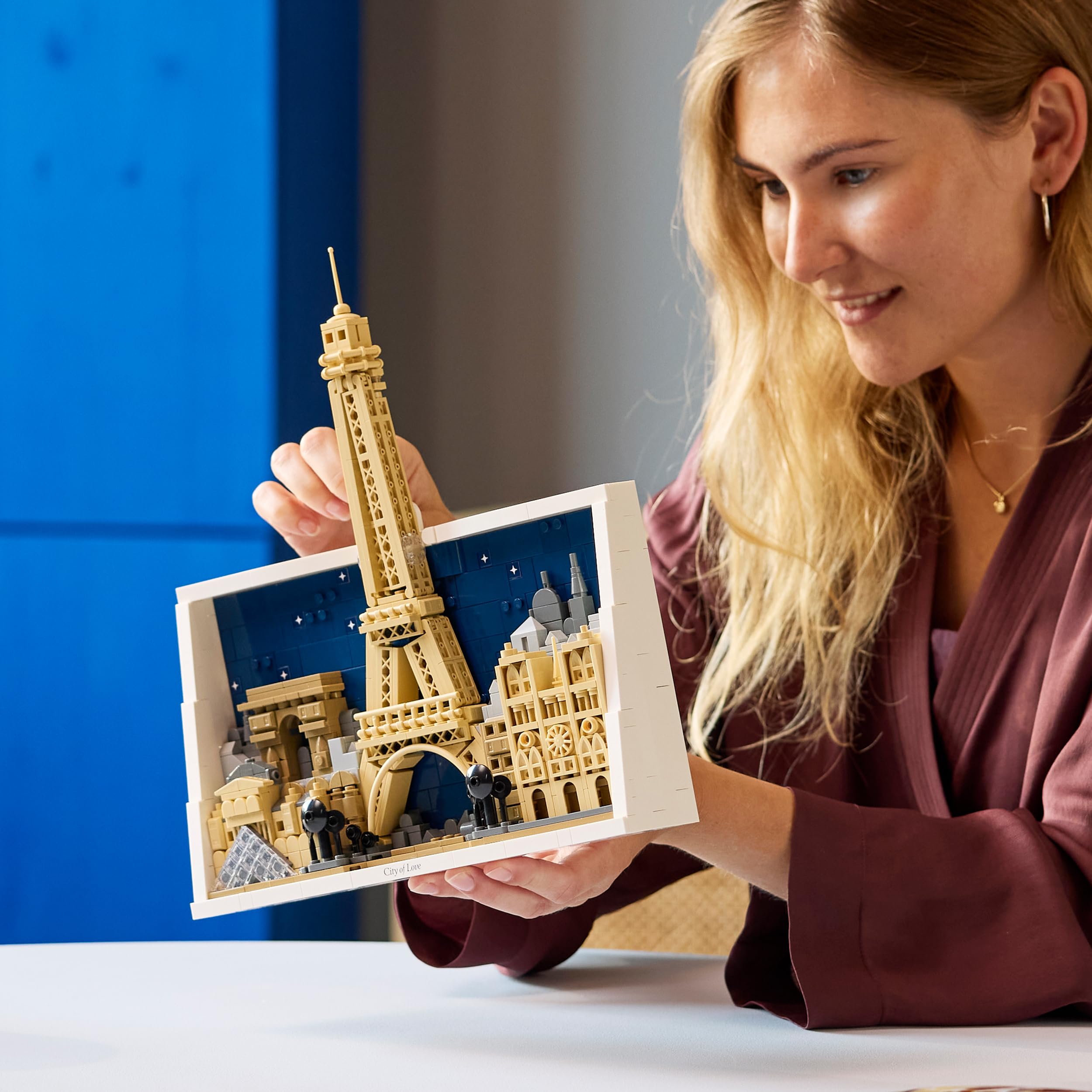LEGO Architecture Parigi – La Città dell’Amore - Modellino da Costruire per Adulti Fai da Te - Decorazione per Casa o da Parete 3D con Paesaggio Parigino tra cui la Torre Eiffel - Idea Regalo - 21064