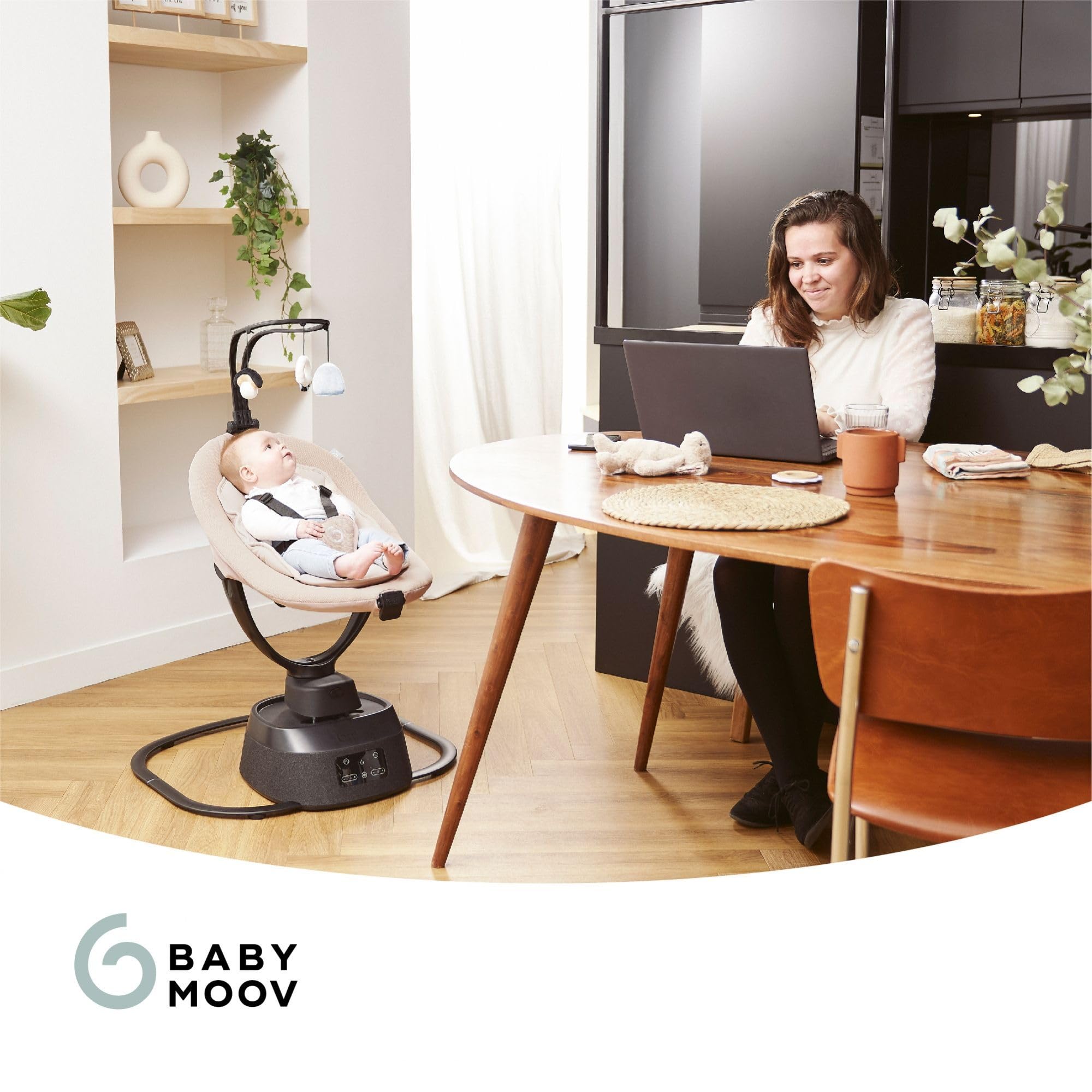 Babymoov Elektryczna huśtawka dziecięca Swoon Evolution Moccapołączona z aplikacją mobilną - strumieniowe przesyłanie muzyki, nagrywanie głosu i niestandardowe kołysanki - Siedzenie 360°- Reduktor