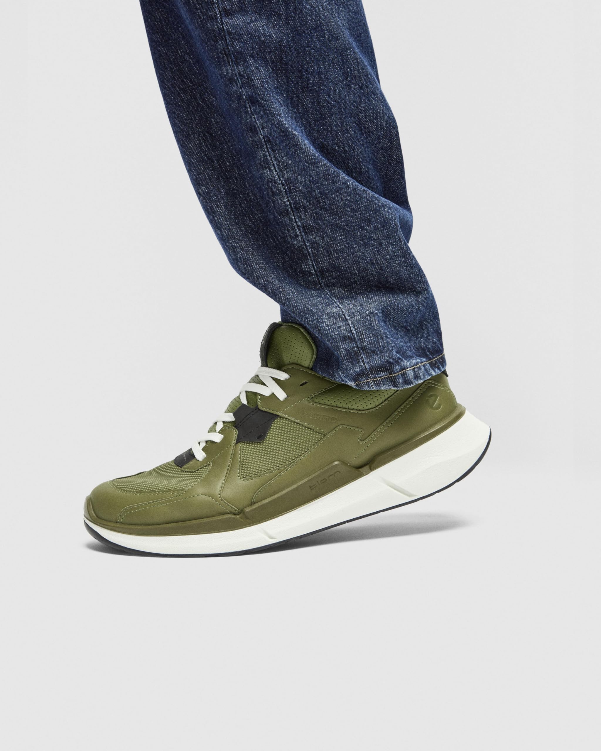 ECCO Men's Biom 2.2 Athletic Gore-TEX Waterproof Sneaker, Acorn/PEAT, 8-8.5