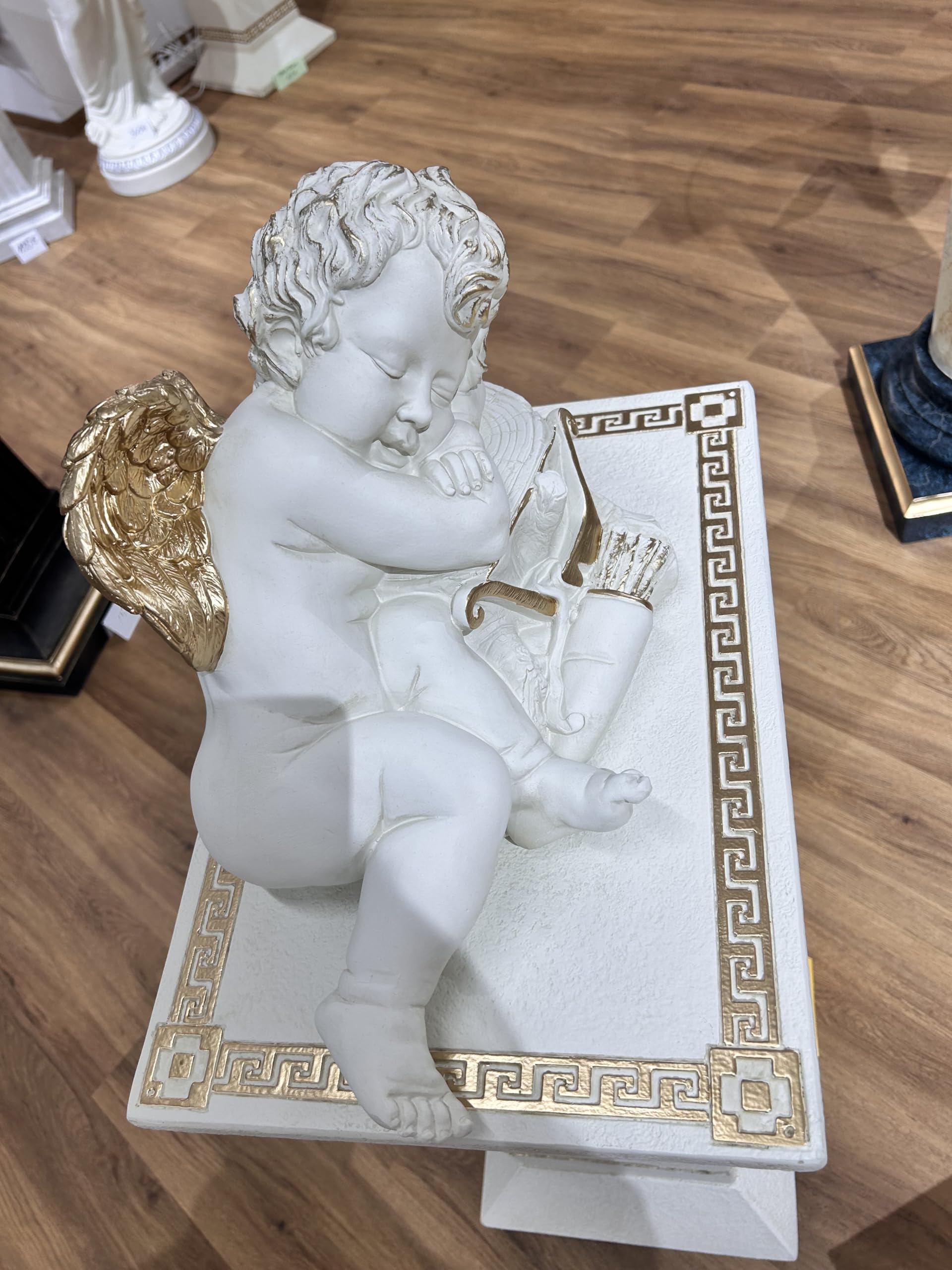 Generisch Figurka śpiącego anioła na pniu drzewa z łukiem i strzałą. 24 cm.