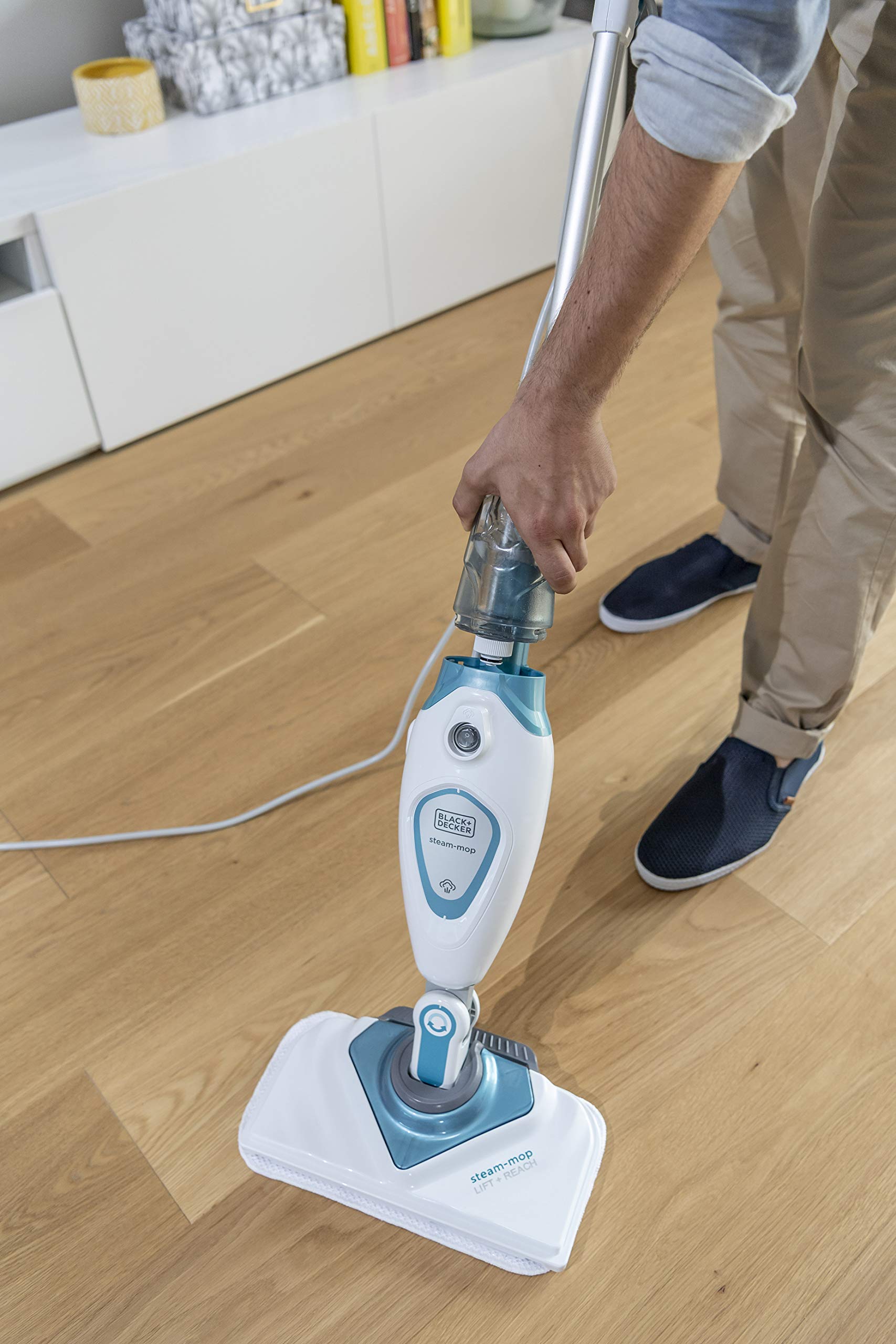 BLACK+DECKER - Balai Vapeur avec 2 Patins Microfibre - Nettoyeur de Sol 1300W - Multi-Surfaces - Temps de Chauffe 20 sec - Tête Pivotante 180° - Réservoir 350 ml - Nettoyage Parfait - FSM1615-QS
