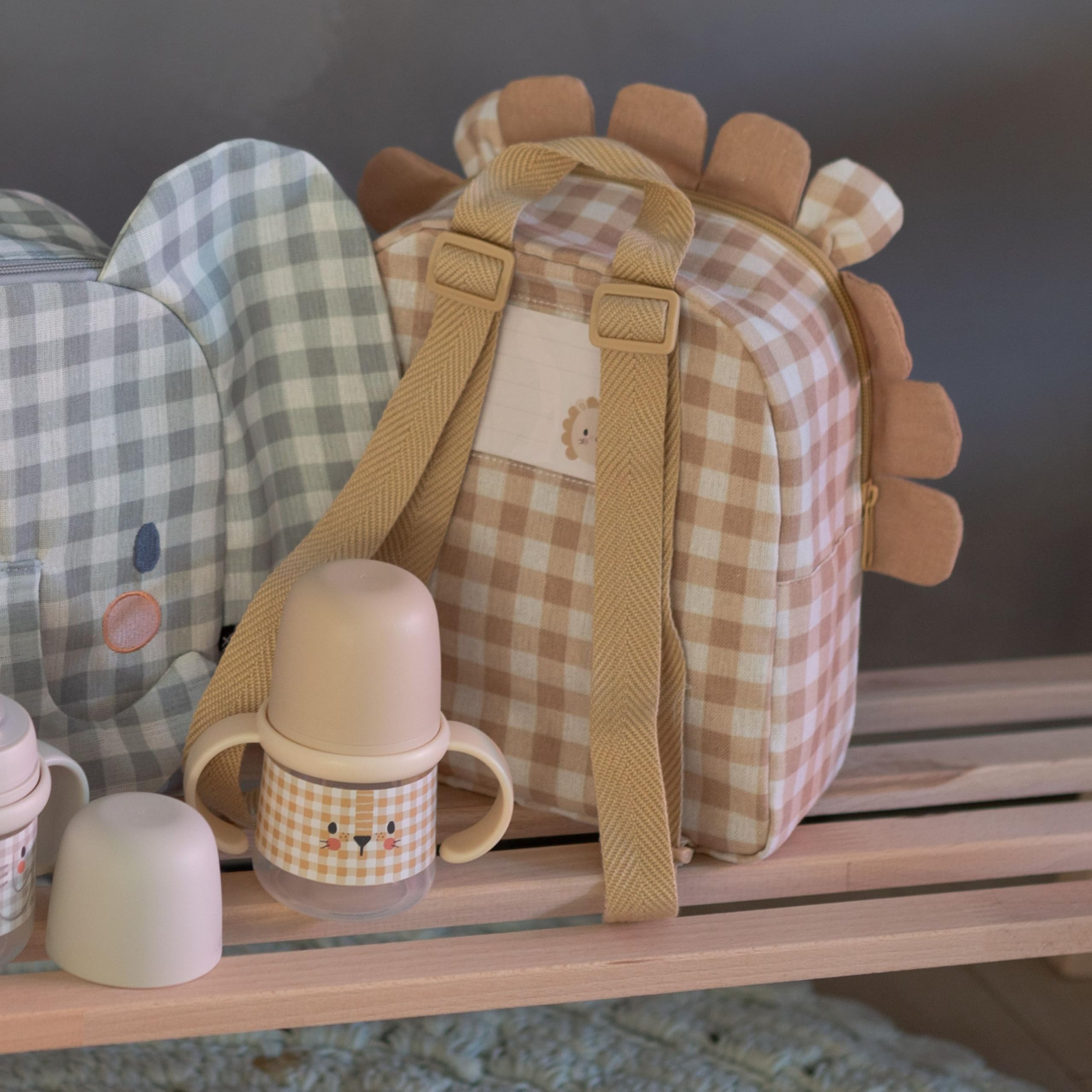Suavinex, Zaino asilo per bambini, cesto regalo per bambini, con Baby Cologne Memories 100 ml + unguento riparatore 50 ml + confezione da 25 salviettine dermoidratanti + tazza di apprendimento, leone