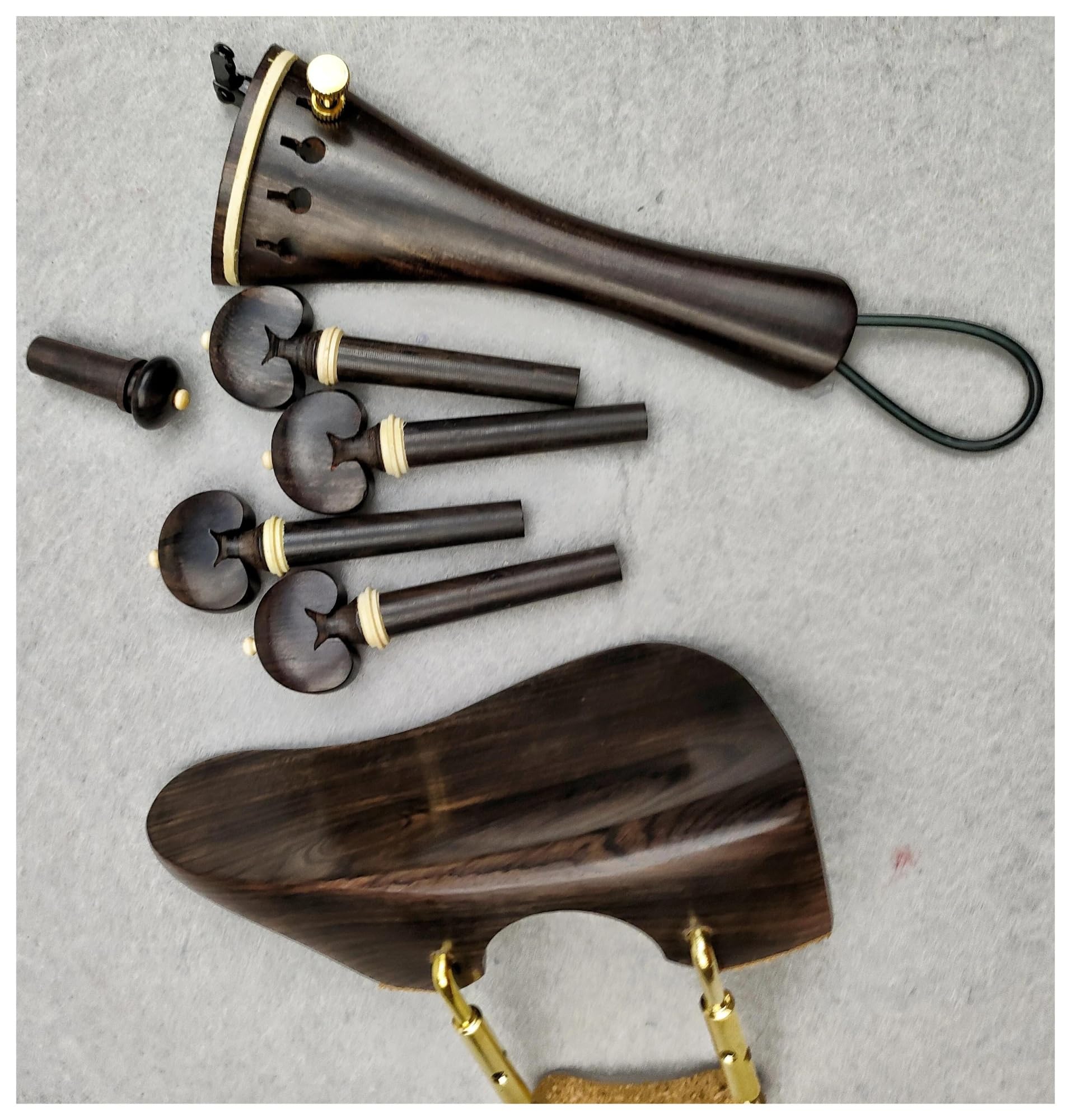 Accessori per violino Un set di accessori per violino misura 4/4 inclusi mentoniera e cordiera