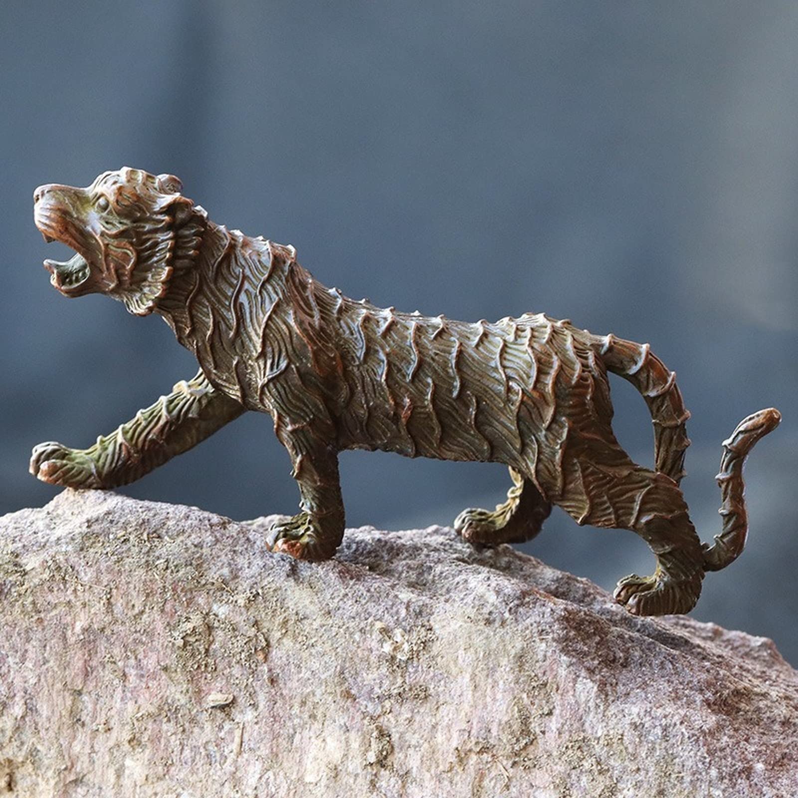 NGDFGR Copper Tiger Figurines,Lucky Zodiac Home Decorations Crafts Vintage Metal Animal Tiger Small Statue Desktop Ornaments Paperweight