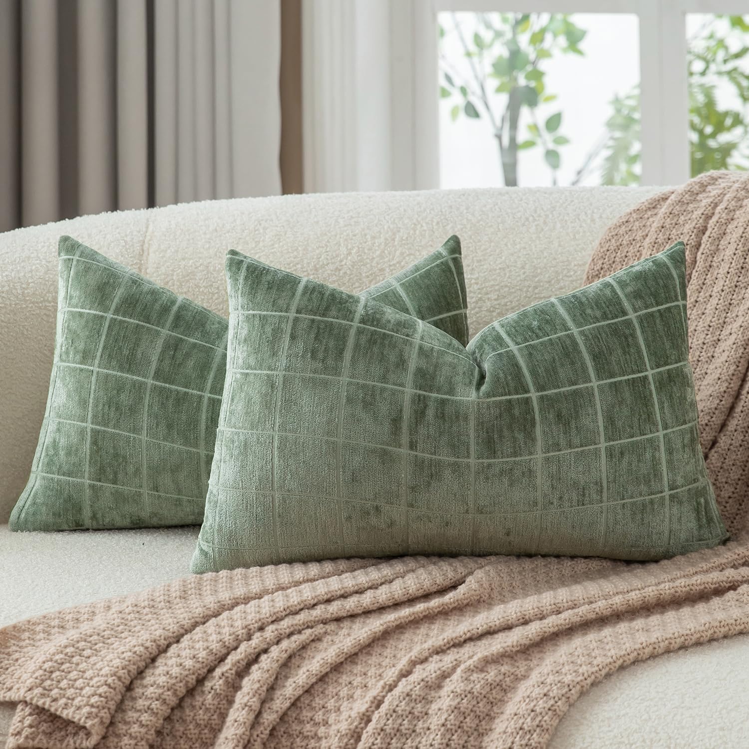 Mandioo Pack of 2 Chenille Check Cushion covers 40x60cm 16x24 Inch Vintage Plaid Decorative Pillow Covers Soft Velvet Backing Throw Pillow cases Farmhouse Sofa Couch Bed Living Room SageGreen