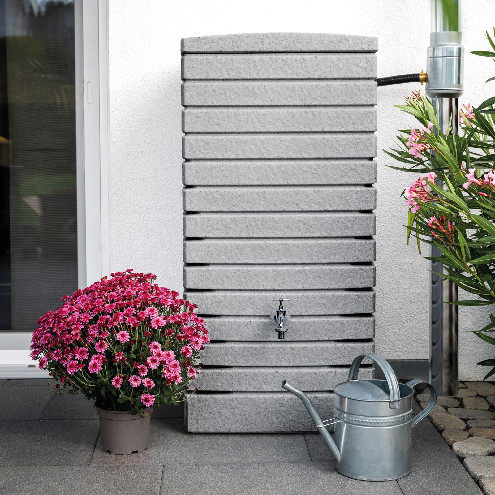 Regentonne eckig Regenwassertank Quadrum 320 Liter grau aus UV- und witterungsbeständigem Material. Regenfass BZW. Regenwassertonne mit kindersicherem Deckel und Messinganschlüssen
