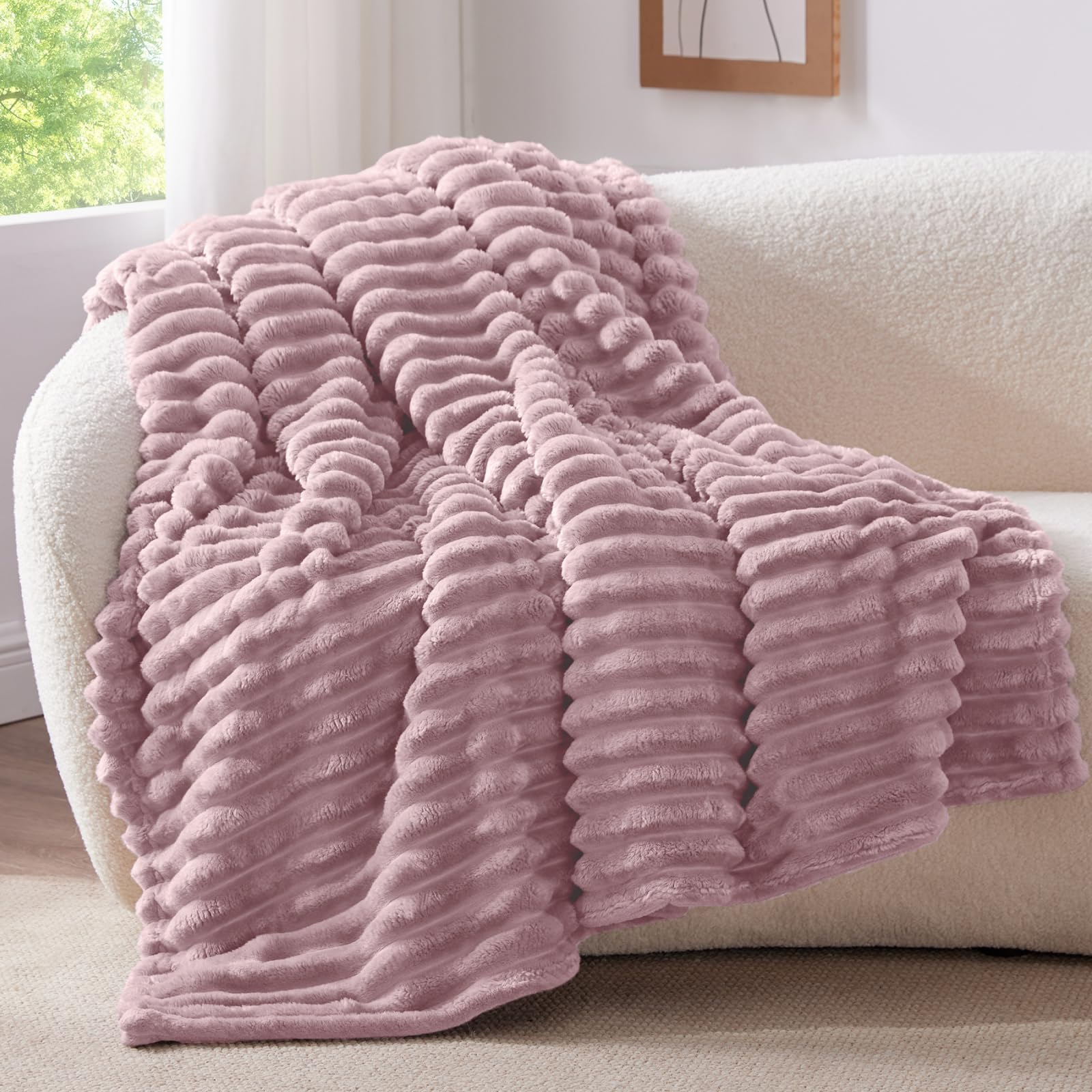 BEDELITE Kuscheldecke Flauschig Decke 150x200 - weiche XL Flanell Decken Beerenviolett für Couch, Deko Streifen Cord Fleecedecke als Couch Überwurf für Wohnzimmer, Twin Blanket Wide Use