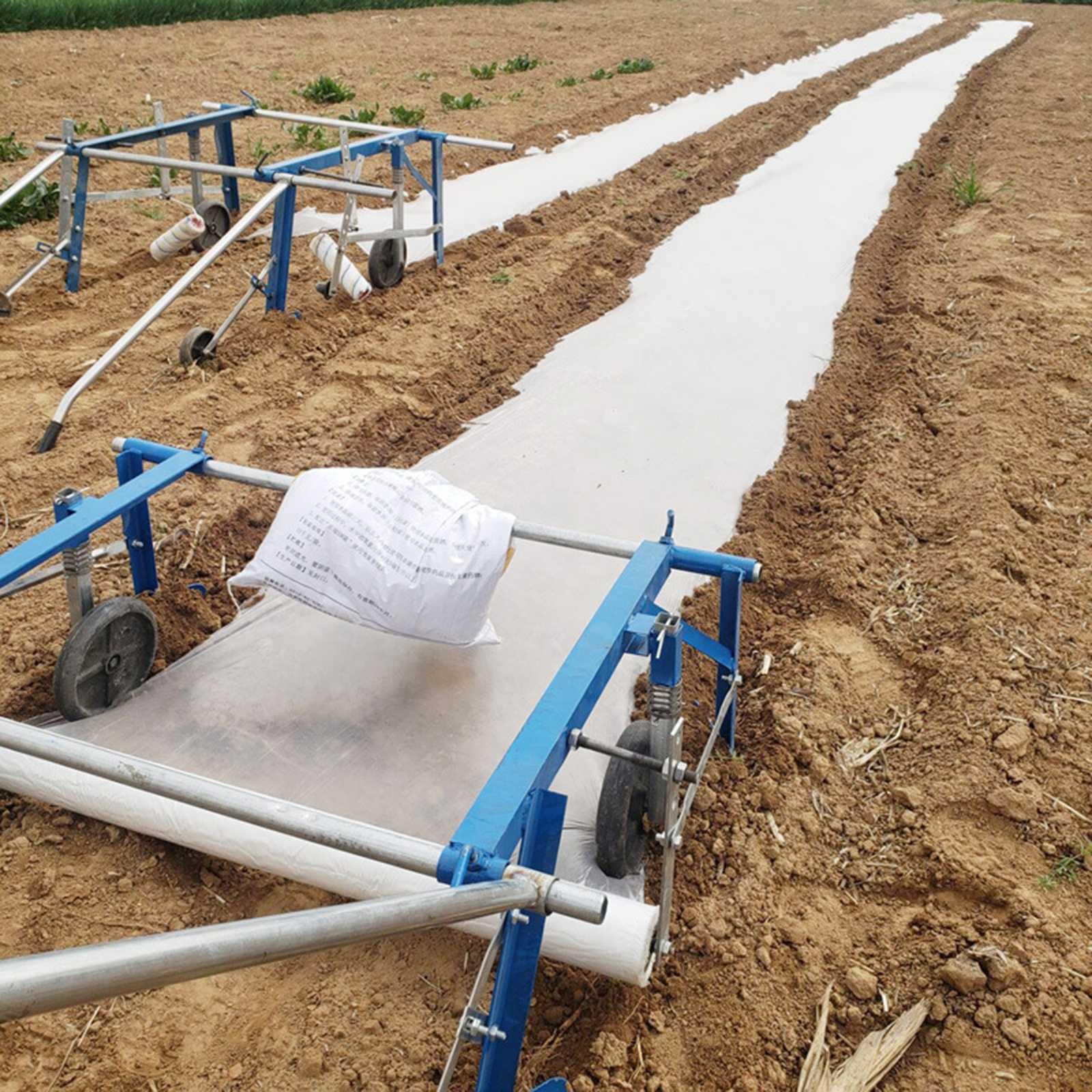Macchina del film di pacciamatura tirata a mano, attrezzatura agricola di pacciamatura automatica di profondità regolabile per serre, giardini e frutteti
