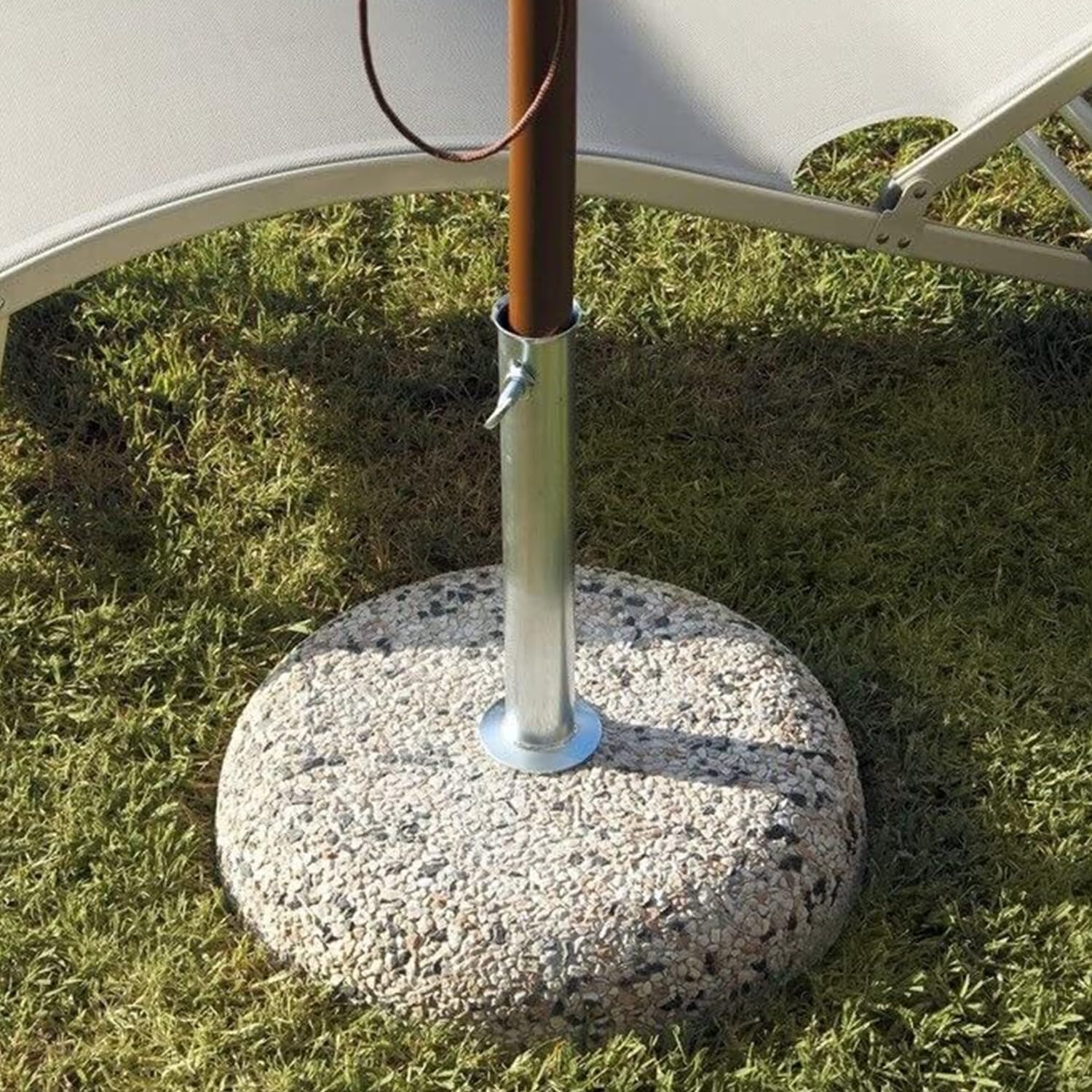 Sicignano | Base Rotonda 55 cm per Ombrellone da Giardino in Cemento Graniglia Fantasia 35 Kg, con Tubo Ferro Zincato Diametro Interno 52 mm per Palo - Arredo Giardino Piscina