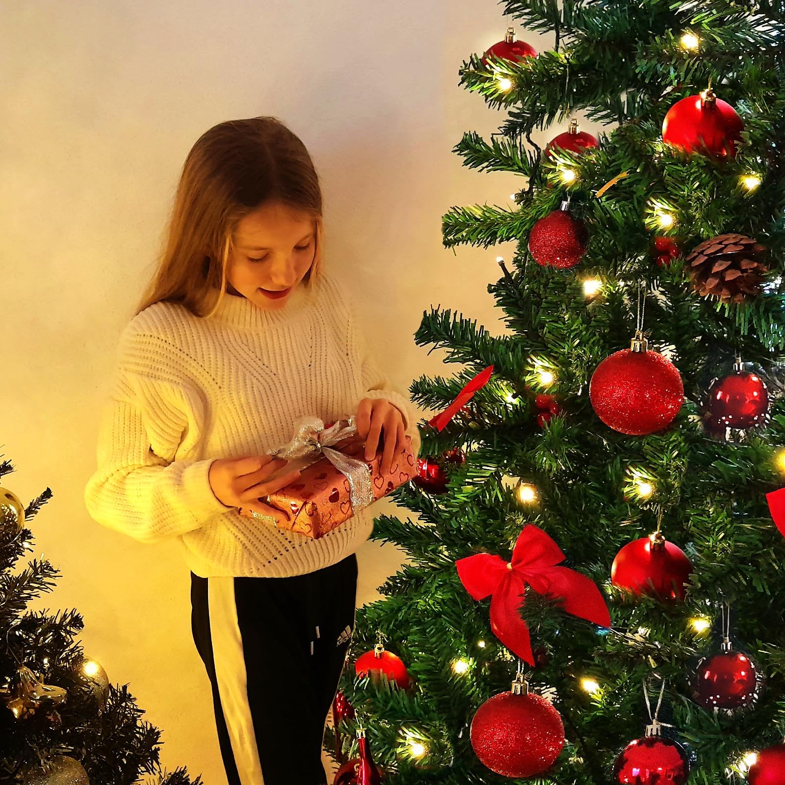 Weihnachtsbaum künstlich (WBD) 150 cm grün mit Weihnachtsdeko rot und Led Lichterkette mit Batteriebox und Fernbedienung künstlicher Christbaum klein Tannenbaum