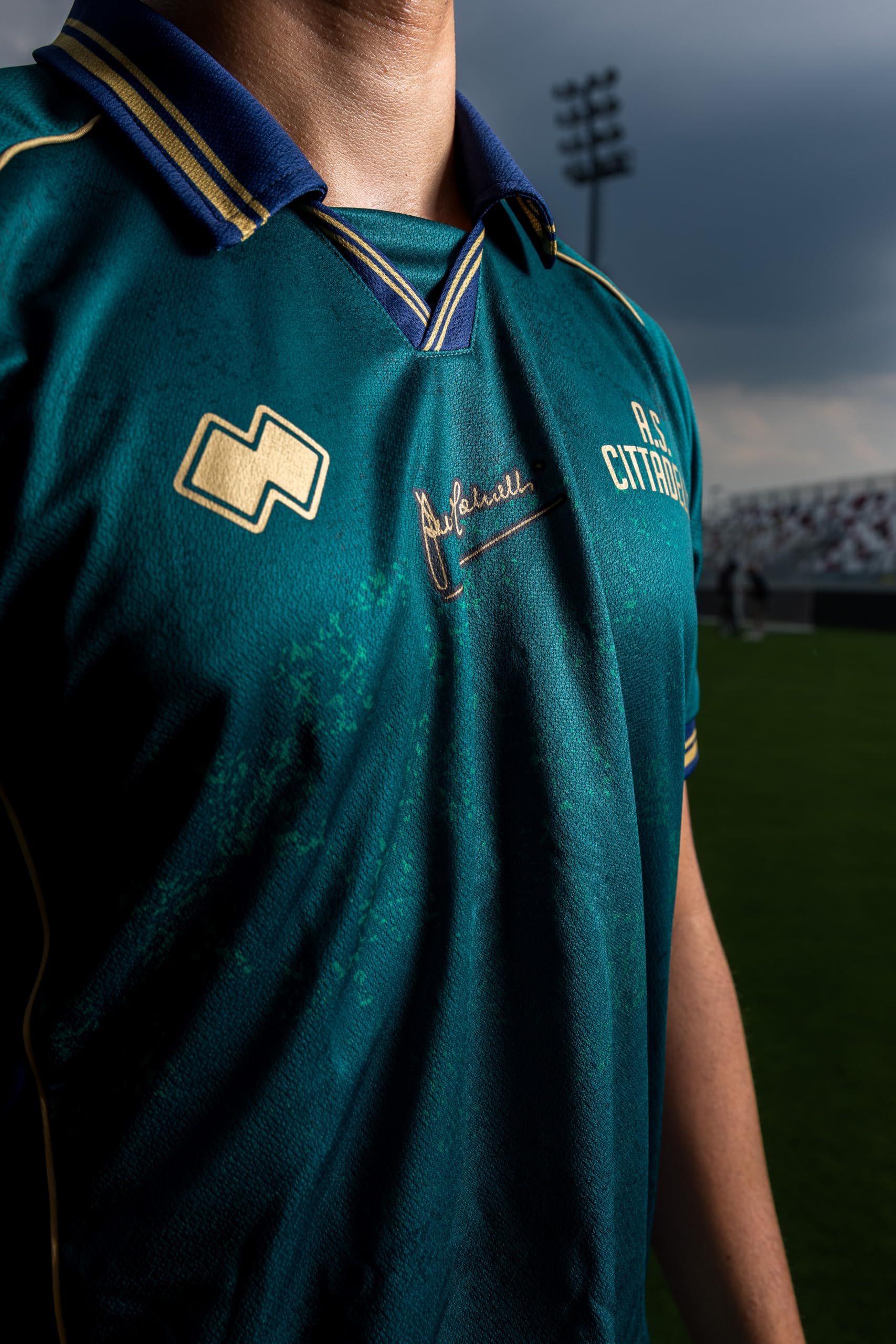 A.S. Cittadella 1973 Maglia Edizione Limitata 100° Anniversario Angelo Gabrielli – Errea Ufficiale, Collector Numerata 300 Pezzi, Verde Petrolio con Colletto retrò