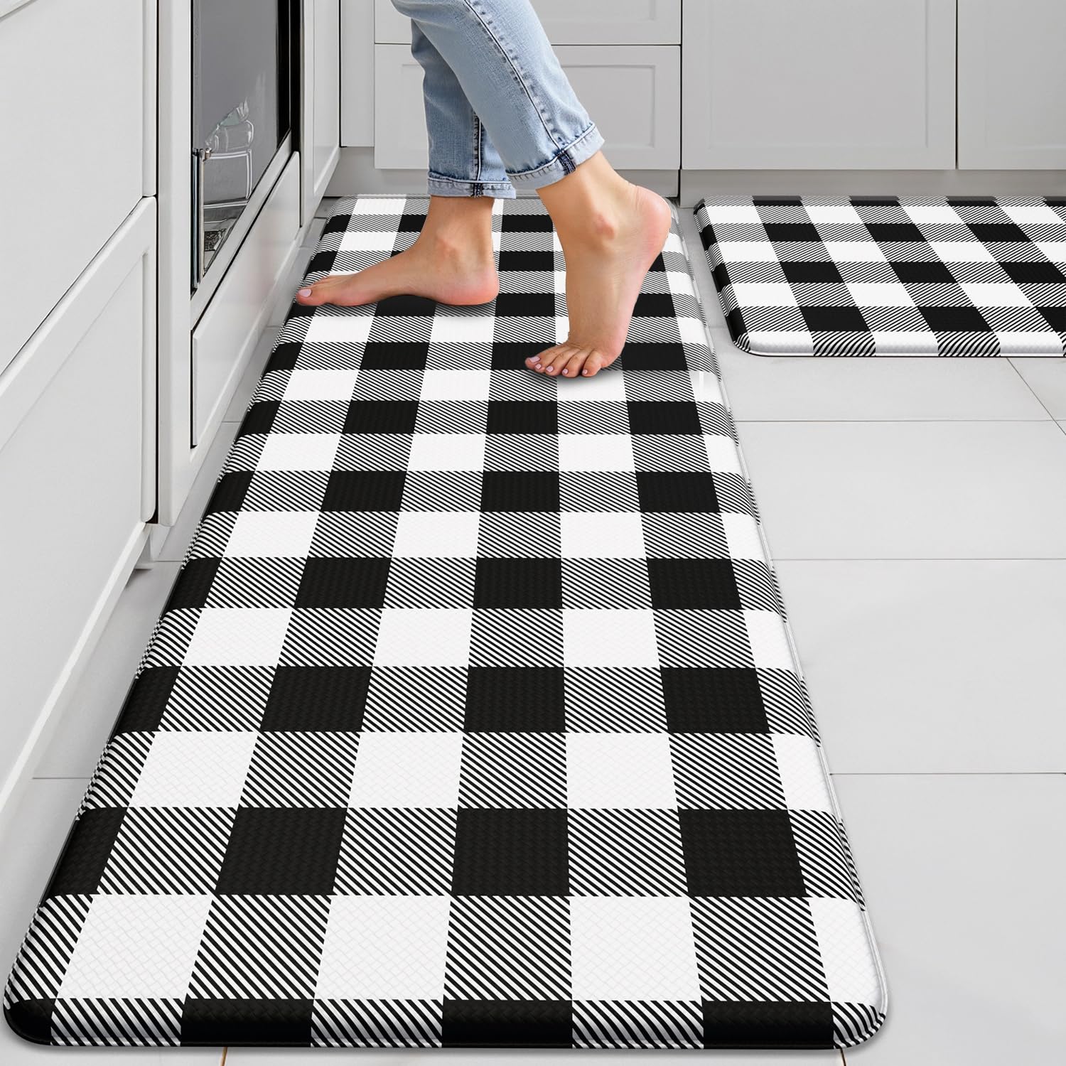 Tapetes de cocina de granja acolchados en blanco y negro para renovar el diseño de tu hogar