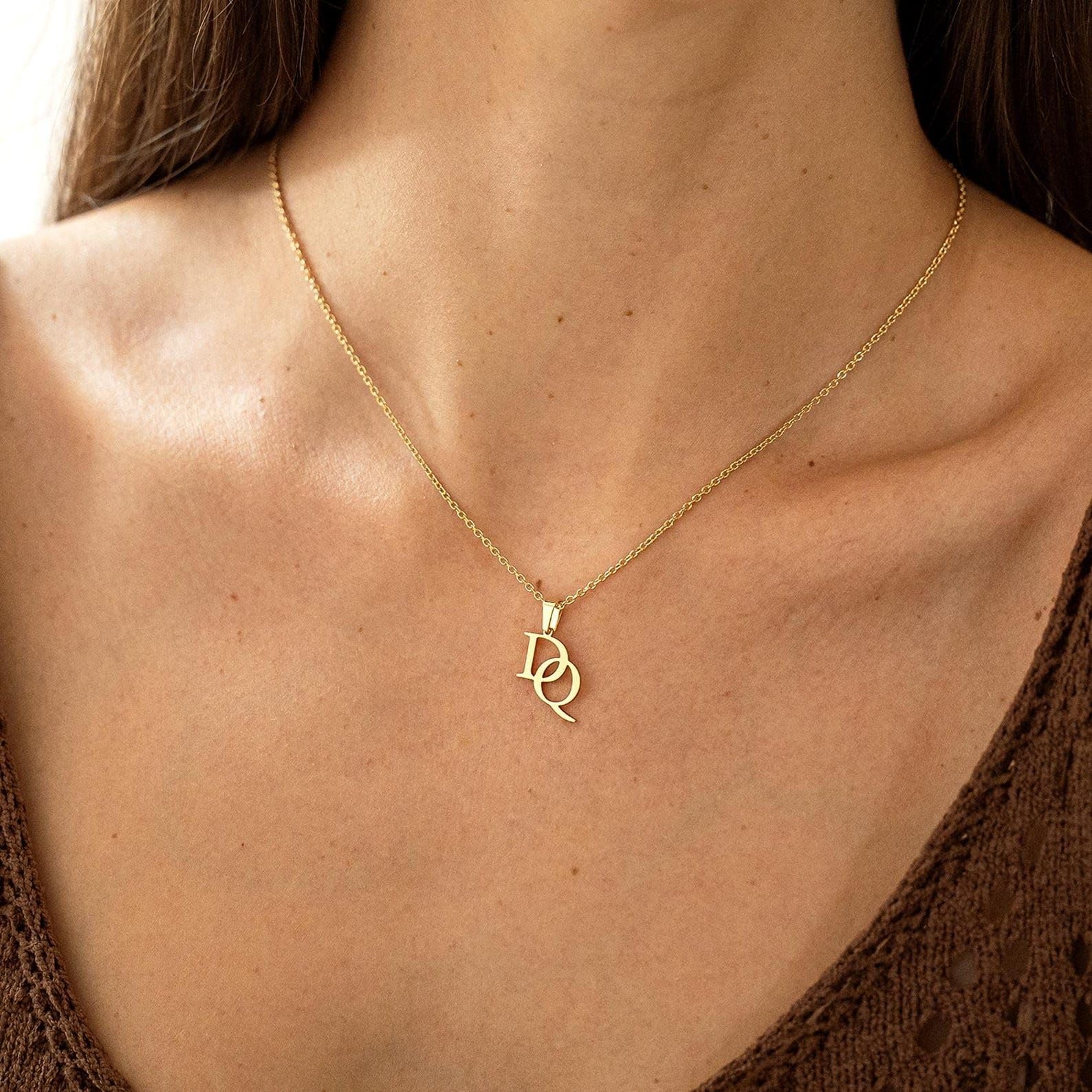 Su misura doppio collana con iniziale, personalizzato intrecciato lettera ciondolo per coppie, delicato monogramma gioiello per lei, Natale e San Valentino