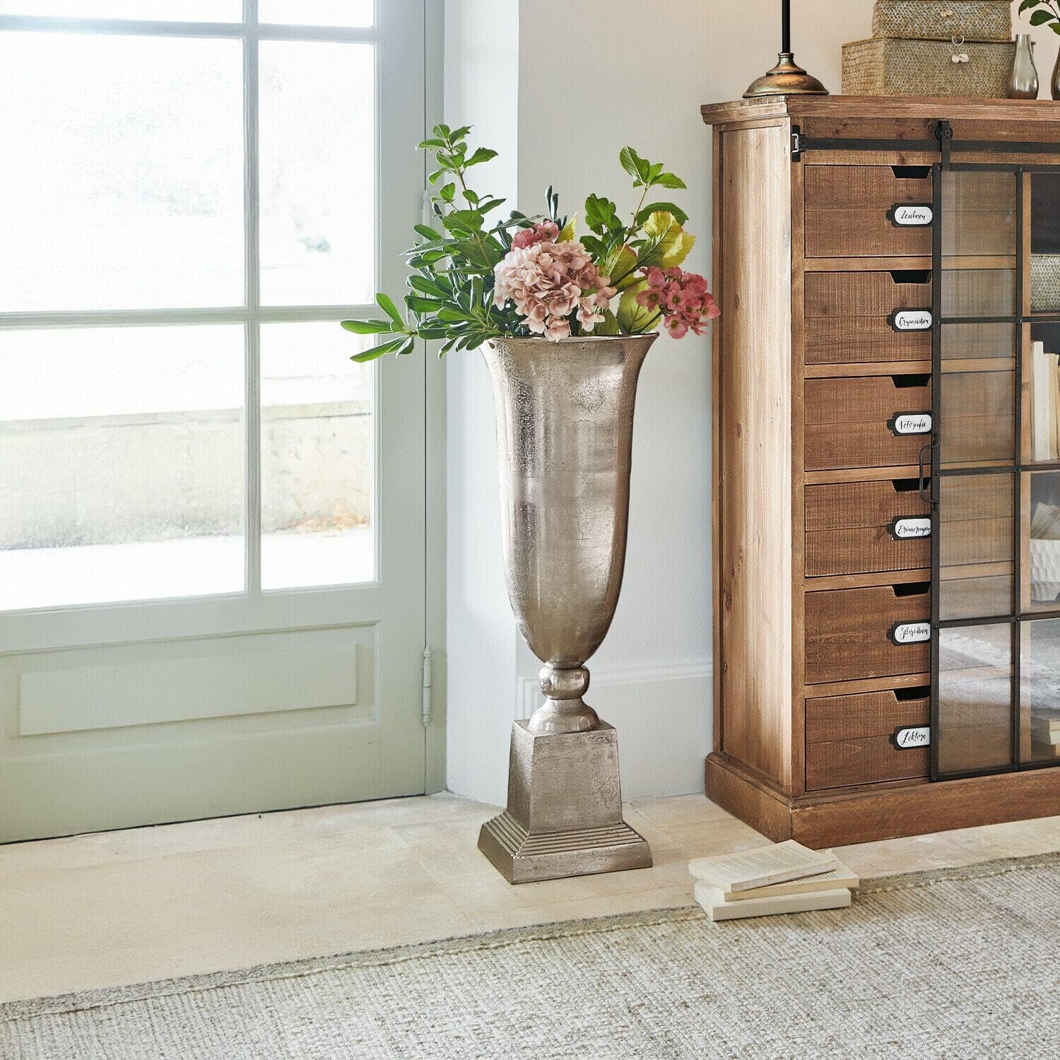 Loberon Bodenvase Belfort, antiksilber | handgearbeitet, Klassische Pokalform, matt gebürstet, imposante Höhe, Wohn-Accessoire, Aluminiumguss