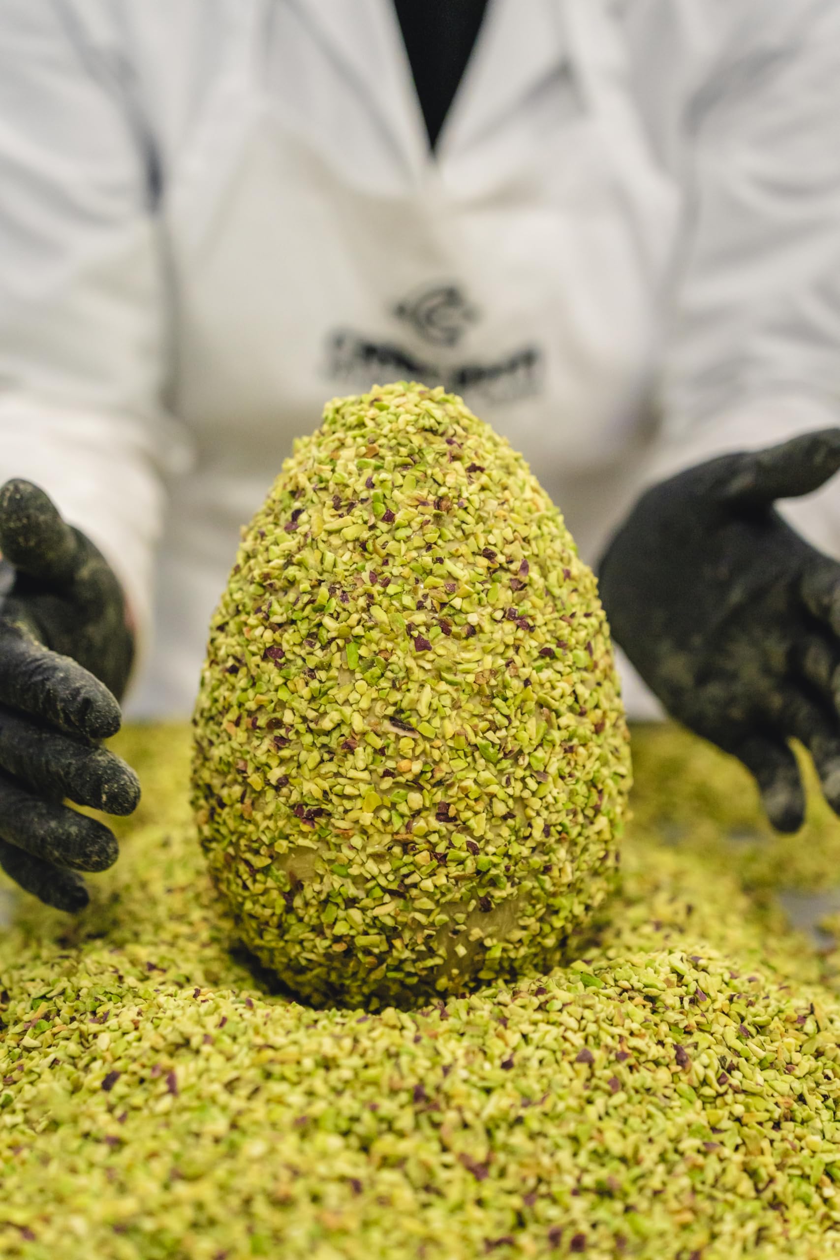 Uovo di Pasqua ARTIGIANALE (450 GR) di CIOCCOLATO AL PISTACCHIO e GRANELLA di PISTACCHIO. Con SORPRESA made in Sicily all'interno dell' elegante scatola.