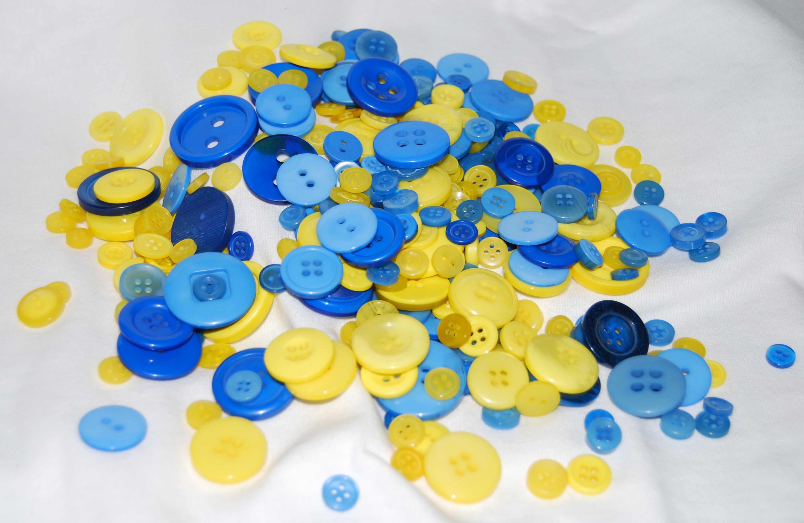 Celloexpress Blue & Yellow Pack Of 100G - Buttons - Mixed Sizes Of Various Buttons For Sewing And Crafting