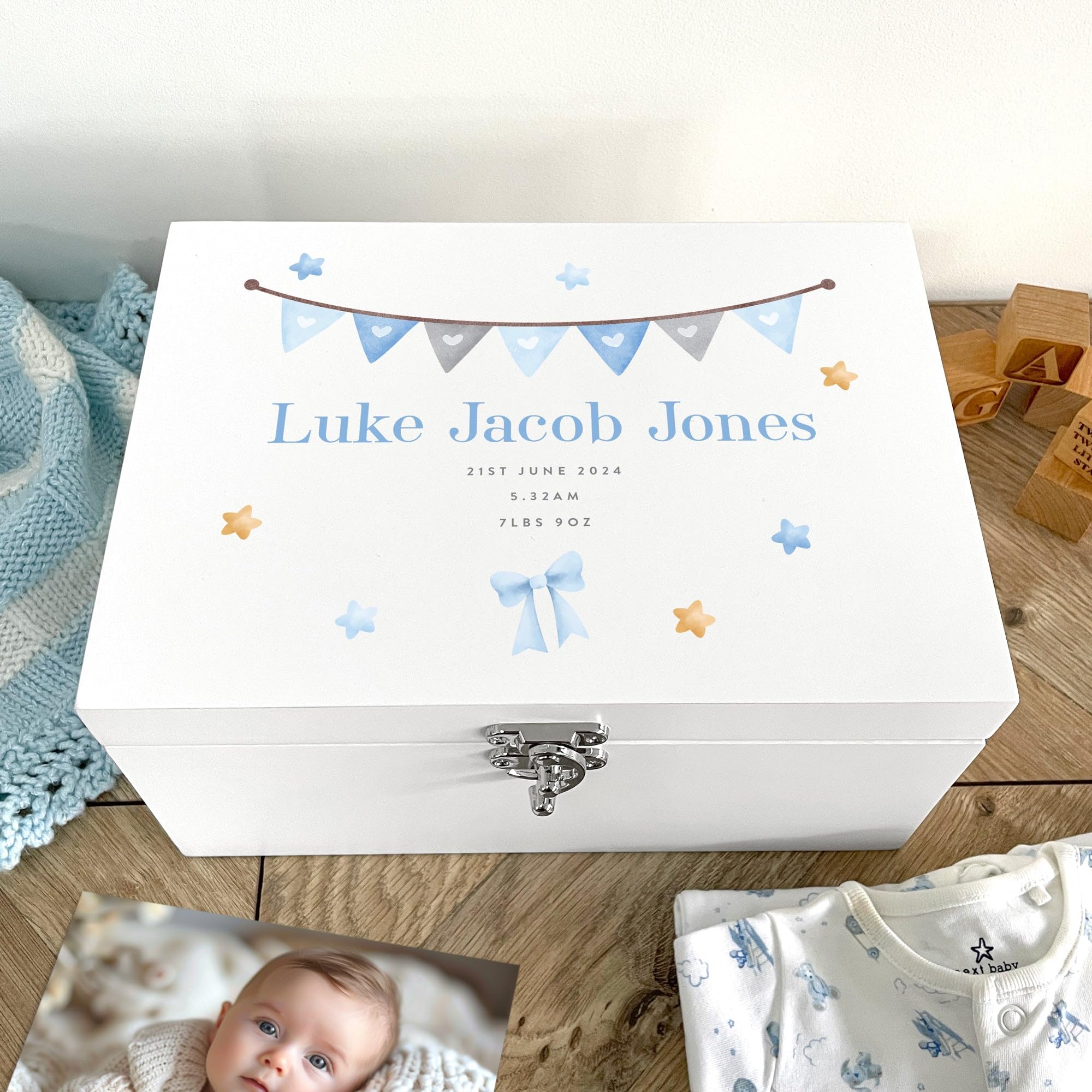 Caja de recuerdos de madera blanca personalizada con guirnalda azul para recién nacido, 27 x 19 x 14 cm