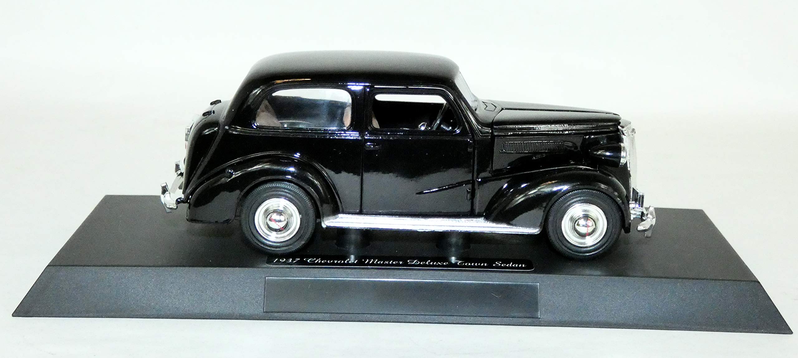 New Ray 1937 Chevrolet Master Deluxe Town Sedan 1:32 Scale