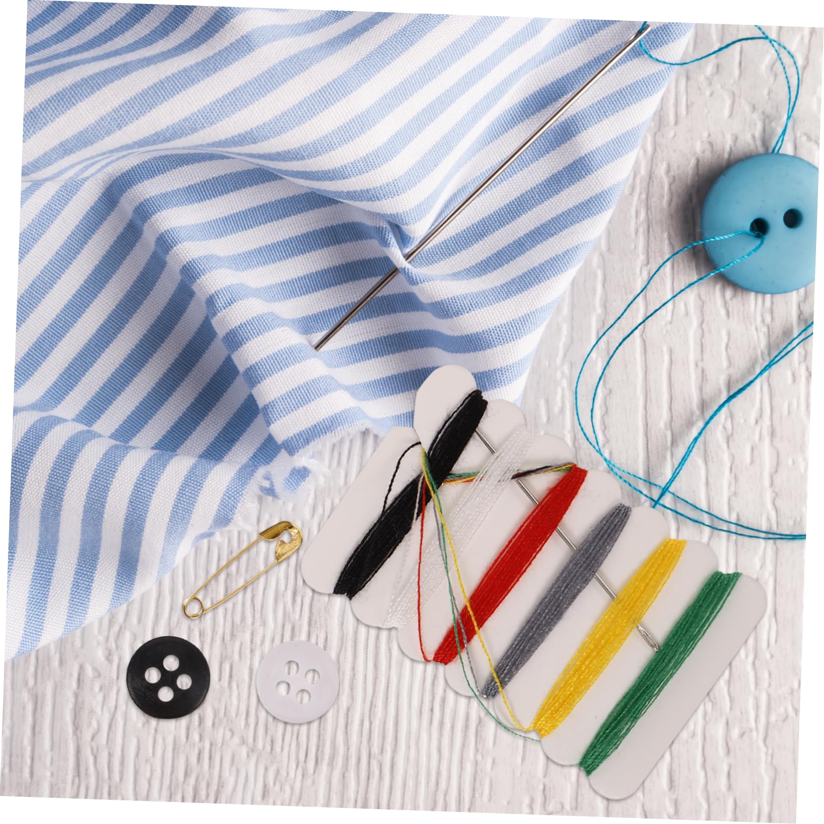 Kit de Costura Portátil 100 Piezas Botones, Agujas E Hilo | Principiantes y Madres, Uso Doméstico y Comercial, Incluye Alfileres, Formato Compacto Color Aleatorio
