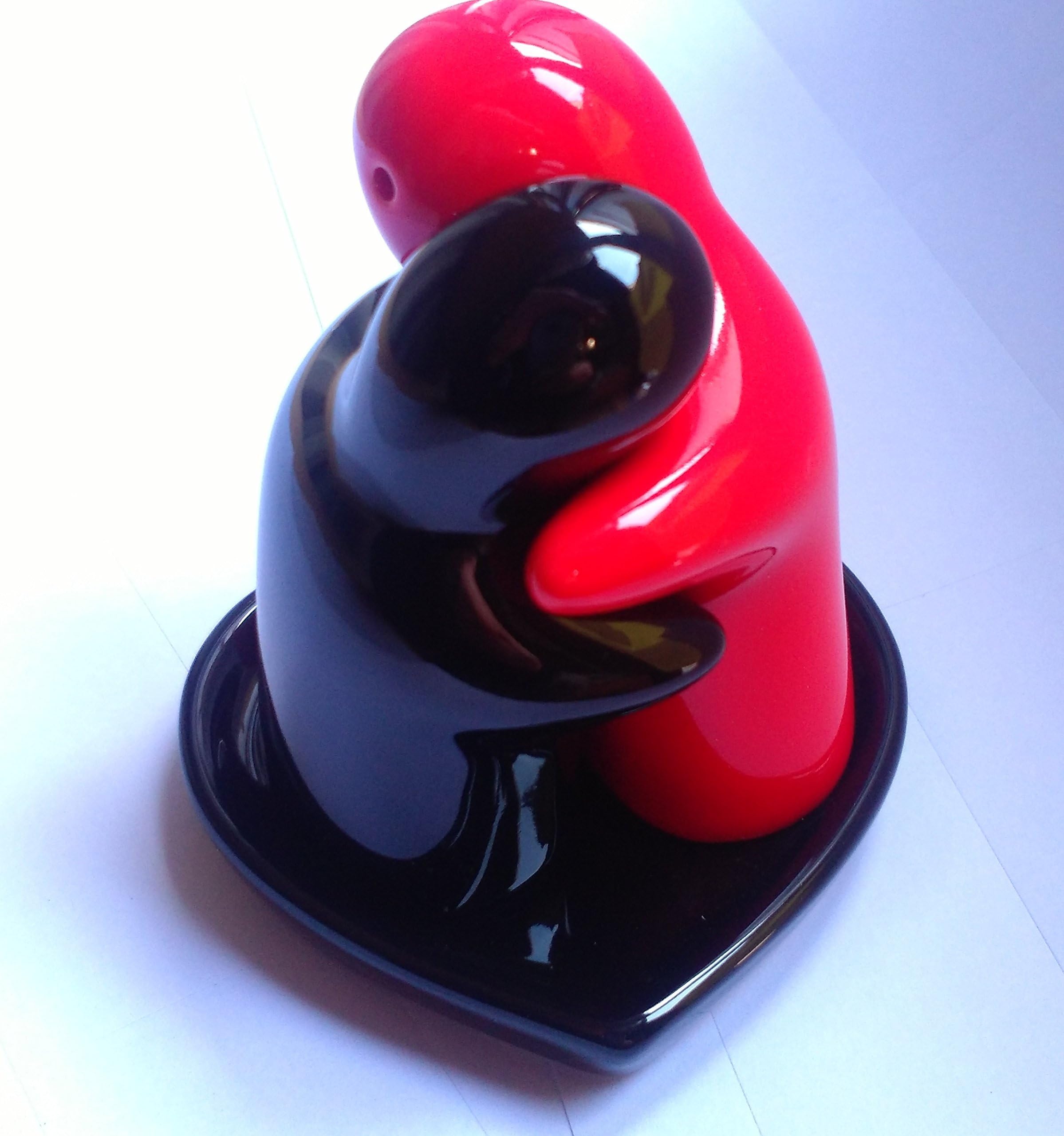 Hugging Salt And Pepper Pots Sets On A Heart Dish Black Red