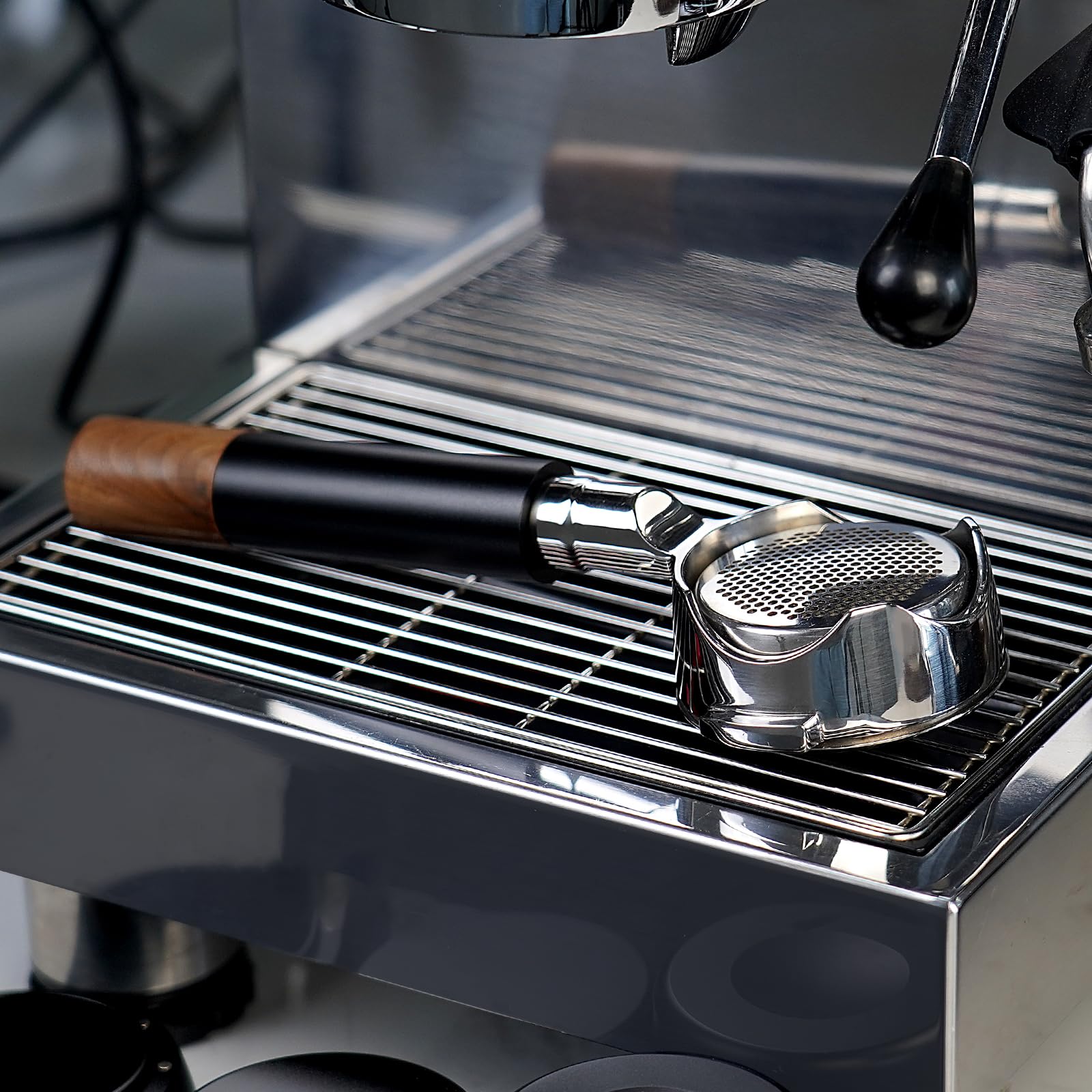 IKAPE 58mm Bodenloser Naked Siebträger, Schwarz - Kompatibel mit E61, Rocket, Sanremo, Slayer, Flair 58, ECM usw. Espressomaschinen (20g Siebträger im Lieferumfang enthalten)