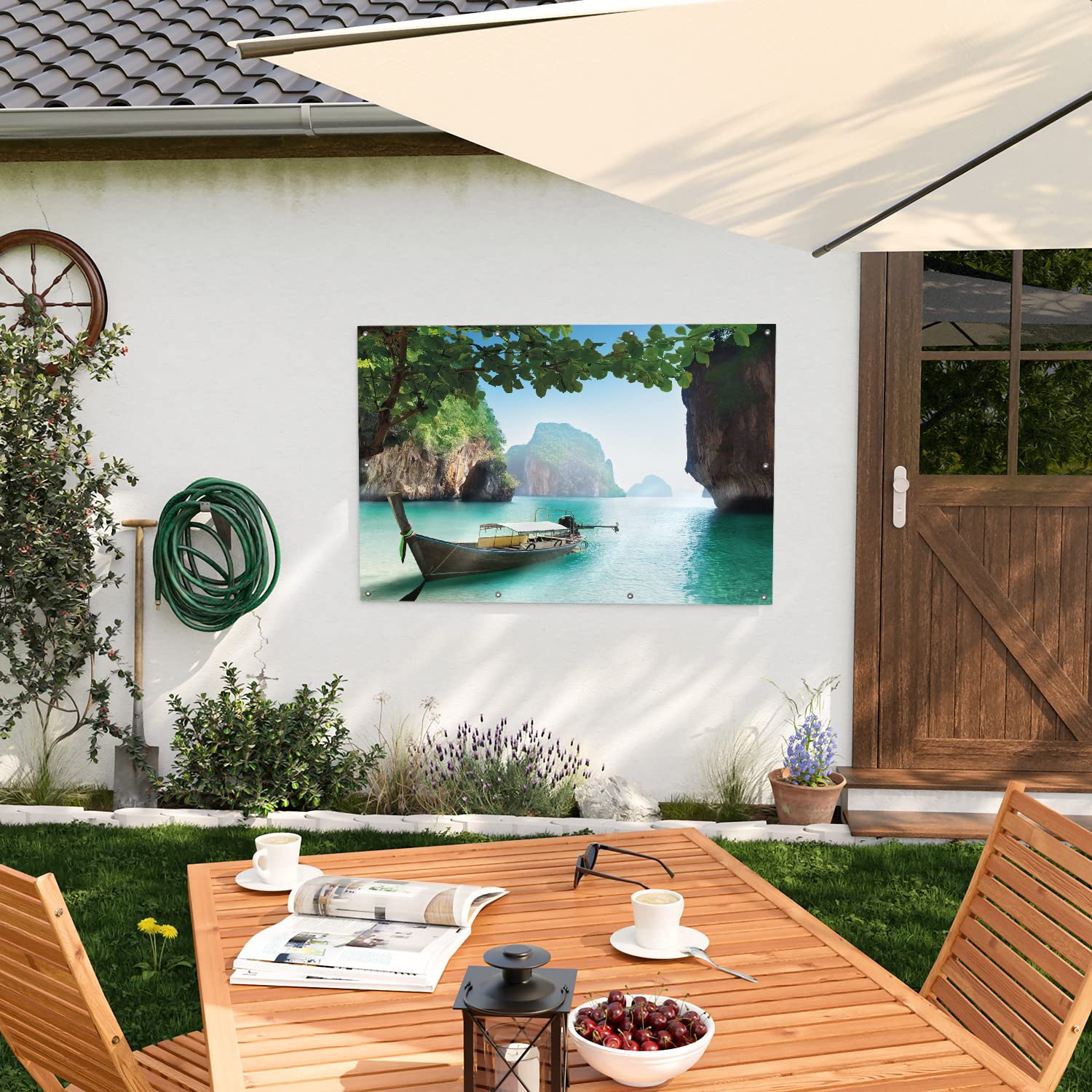 Wallario Outdoor-Poster für Garten oder Balkon Fischerboot in Thailand blaues Meer und Steinfelsen, Motivbanner Größe: ca. 100 x 150 cm, Outdoor-Bild