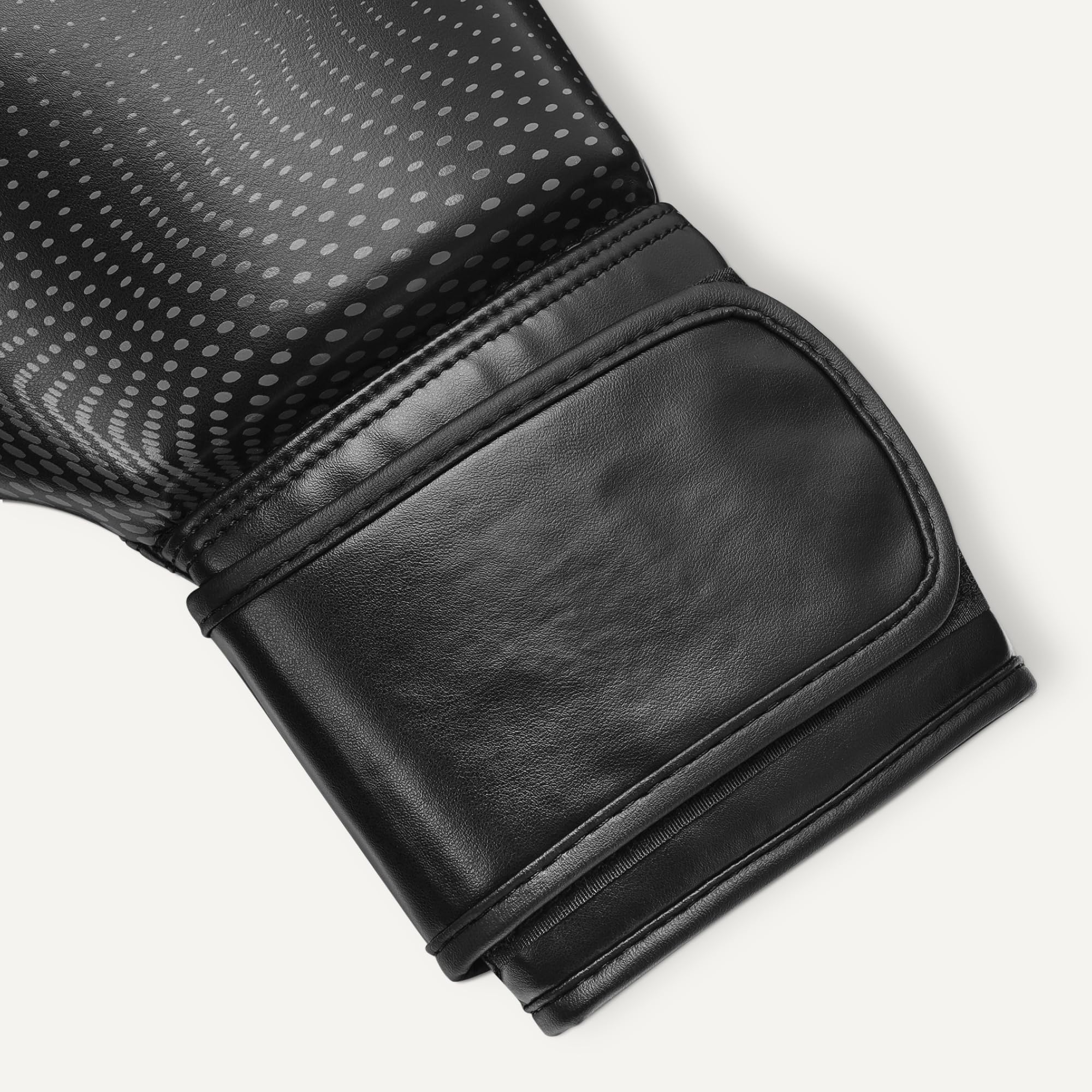 Amazon Basics Guantoni da Boxe in Pelle Sintetica per Uomo e Donna - Guanti da Allenamento per Sparring, MMA, Muay Thai - Design Ergonomico e Traspirante con Supporto Polso - Nero - 5