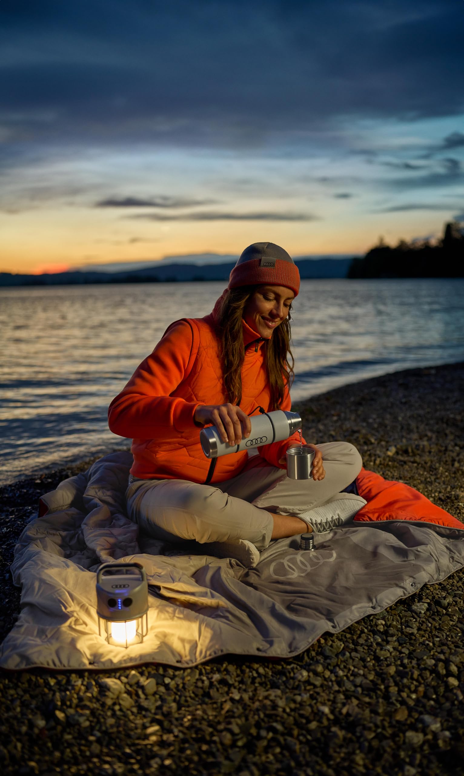 Audi Outdoor Lampe mit Powerbank, SMD/OSRAM 3W LED, Hellgrau/Schwarz mit orangem Akzent, Akku-betrieben, Kunststoff, 10x10x17cm, 4000mAh USB-C, 250 Lumen, 258g
