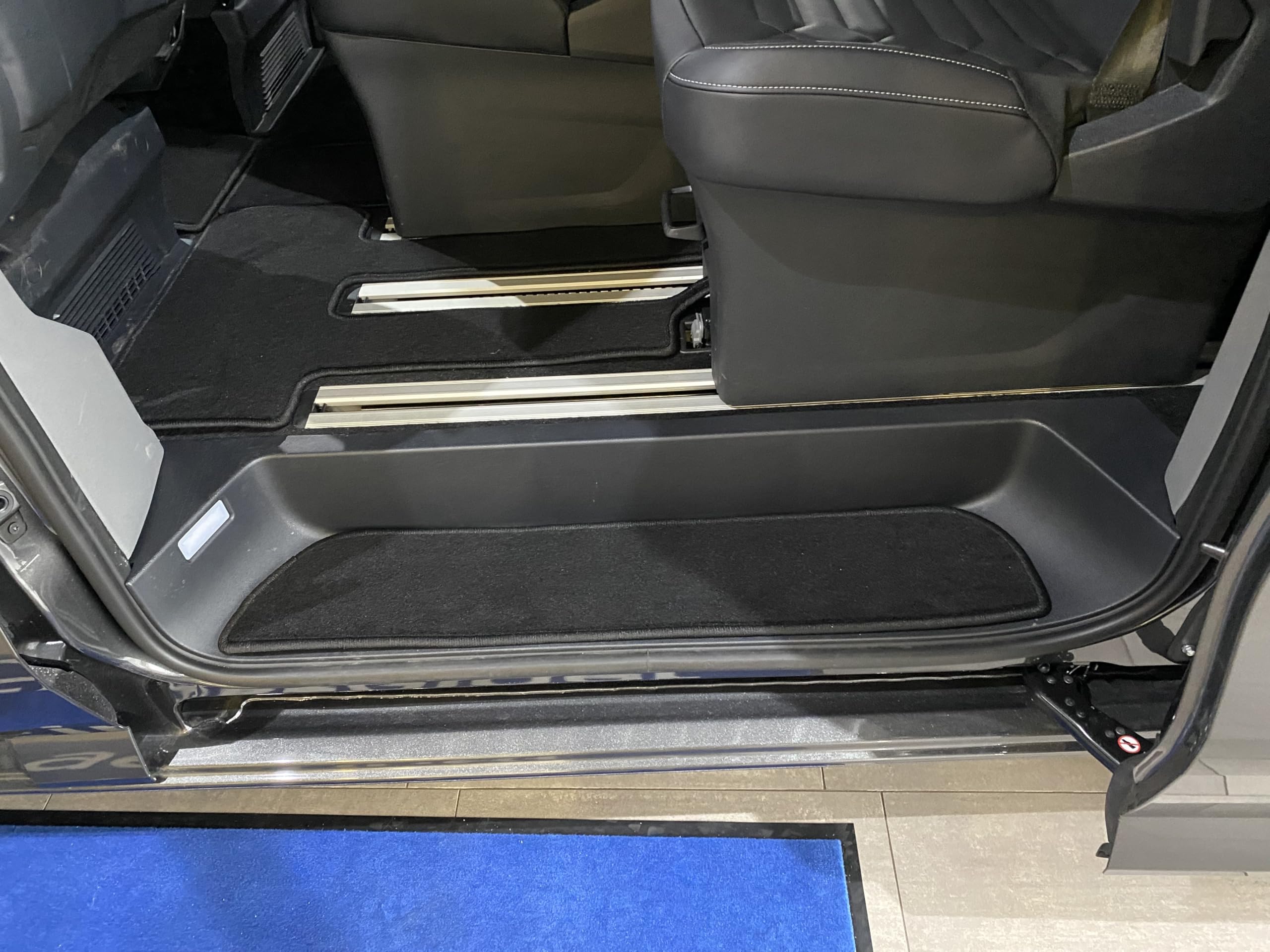 Teppiche Einstieg Trittstufen passend für Ford Transit Tourneo Custom Trend Titanium Active ab 2023 4 teilig 2 Schiebetüren