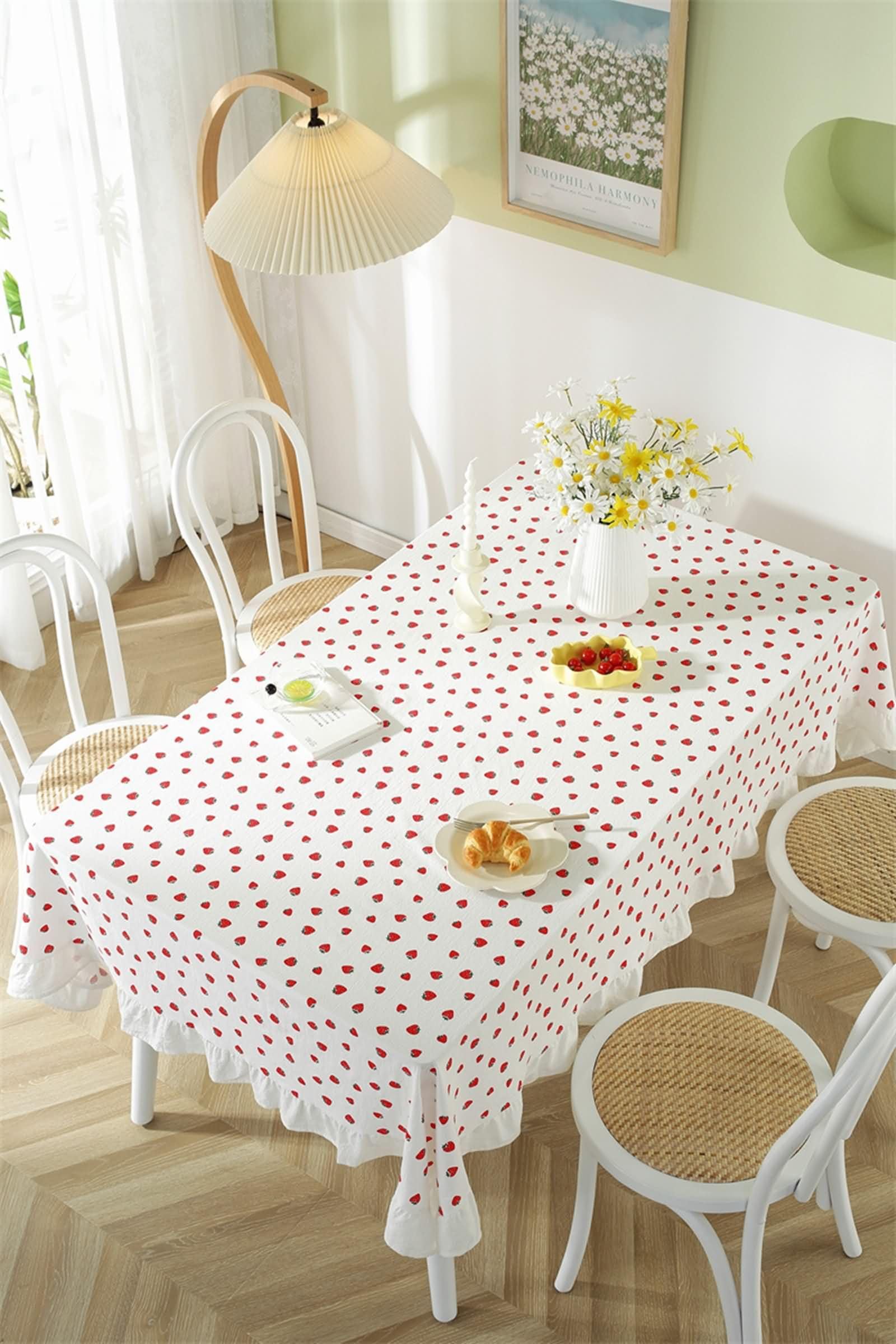 Tovaglia Rettangolare Antimacchia per Tavolo Bianco, Fantasia Fragola con Volant, in Cotone Lavabile, 130 x 180 cm, Tovaglia per Sala da Pranzo