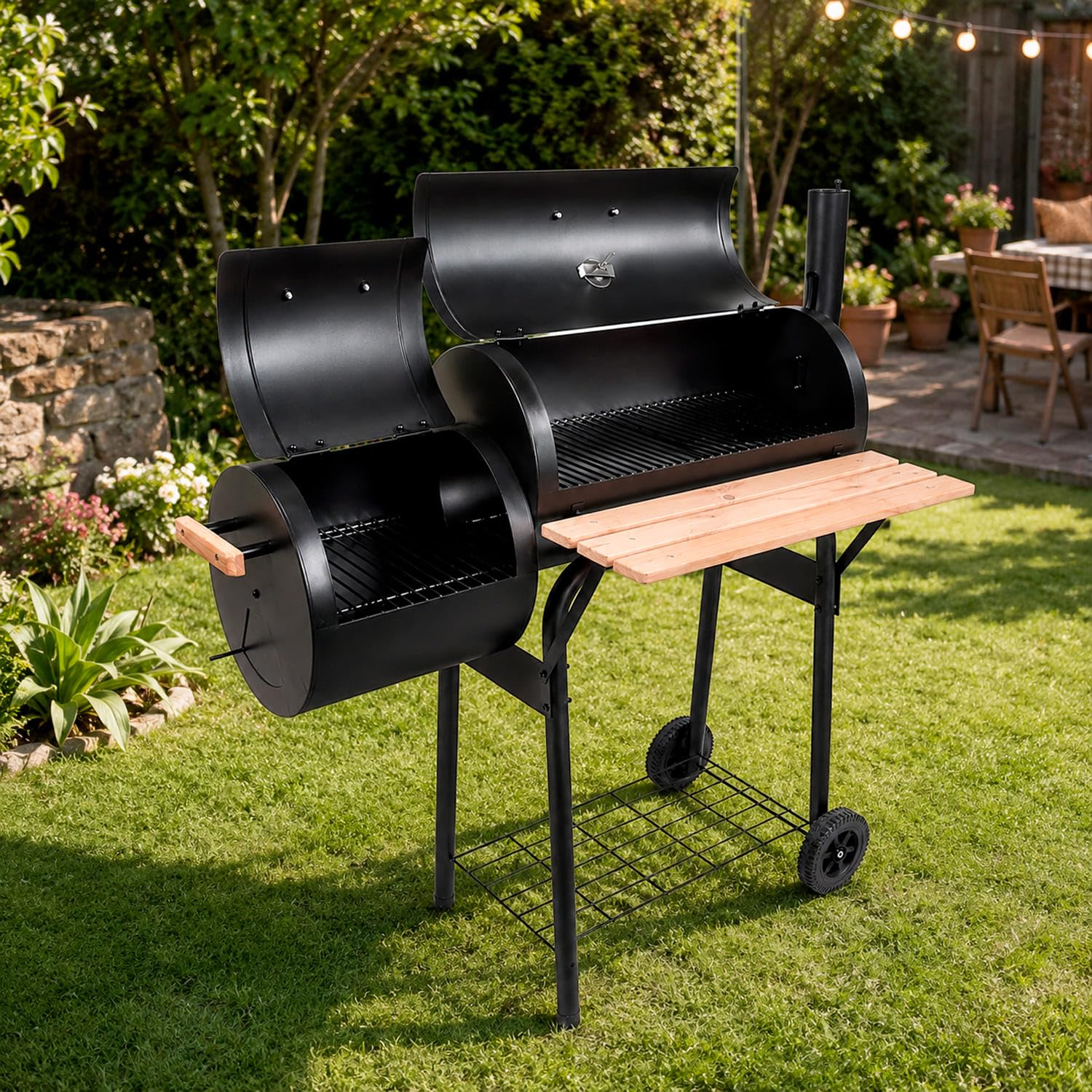 Barbecue A Carbone Con Affumicatore Laterale BBQ Con Termometro Integrato Griglie Cromate Ripiano E Maniglie Griglia In Legno Ruote Per Giardino E Terrazzo 109.5 X 59 X 116 Cm Nero