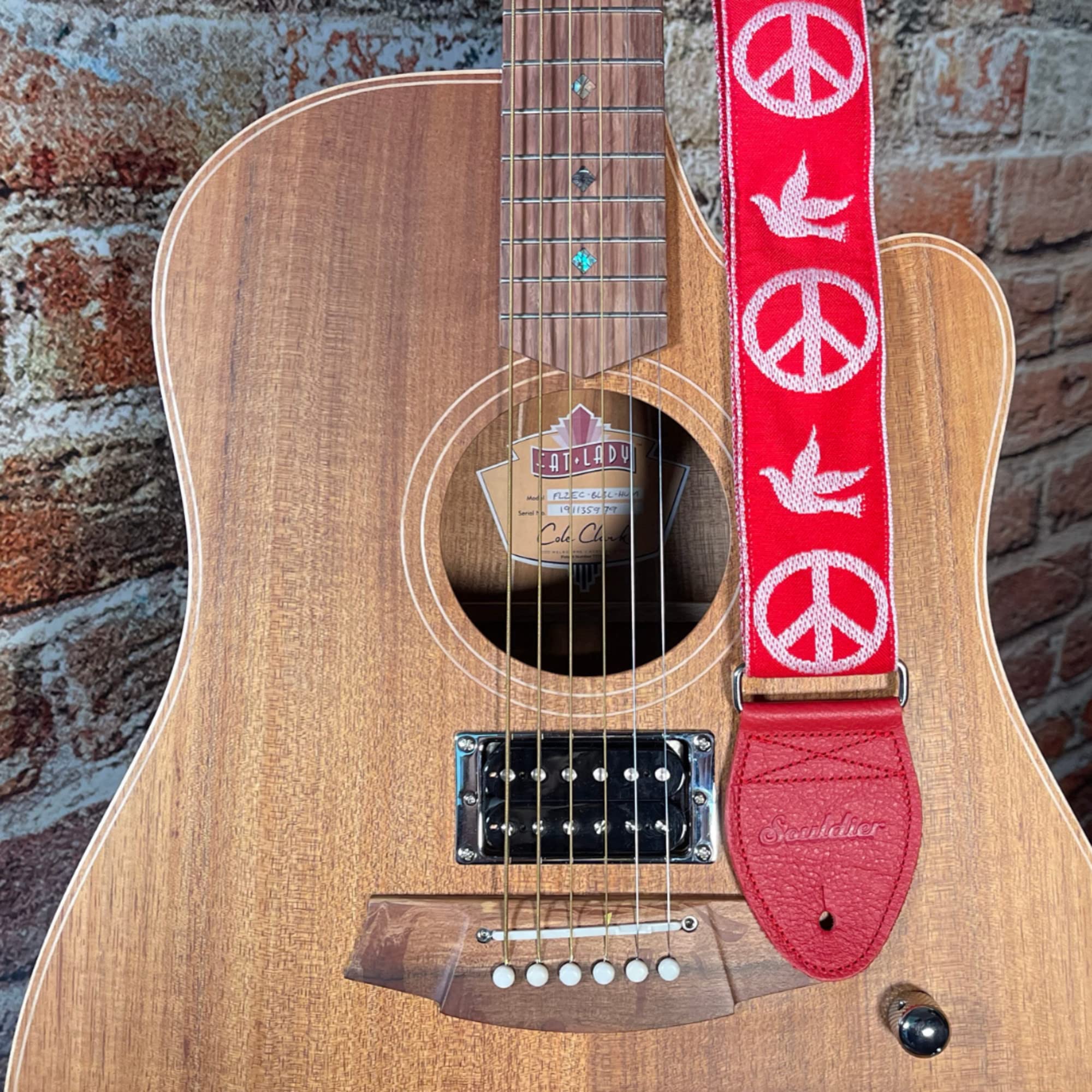 Souldier GS1026RD02RD - Correa para cinturón de seguridad hecha a mano para bajo, guitarra eléctrica o acústica, 2 pulgadas de ancho y longitud ajustable de 30 a 63 pulgadas, hecha en los Estados