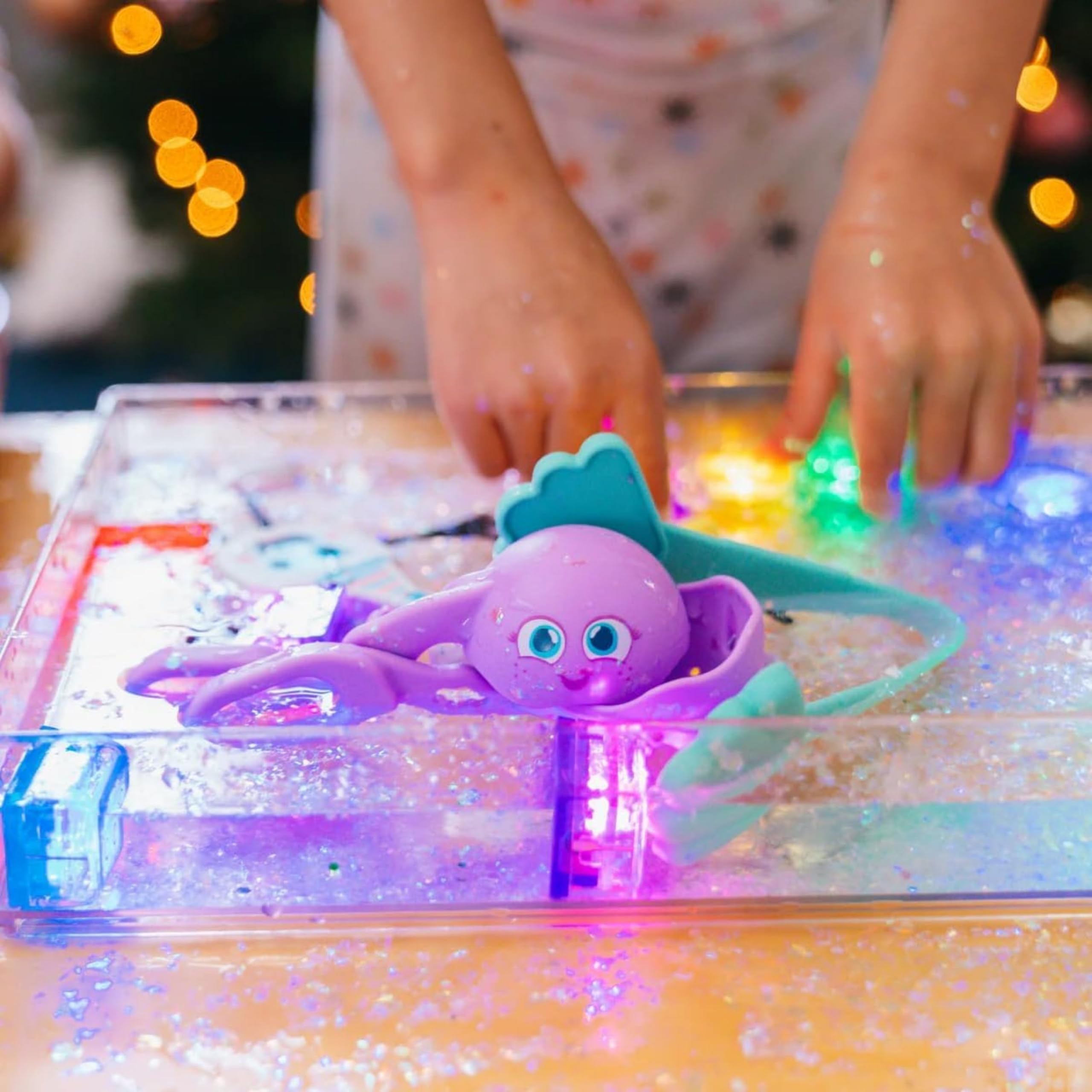 Glo Pals, Set di 3 Strumenti Sensoriali Pick Up Pals, con Scuotitore, Pinzette e Scovolo, Gioco per Bambini da 18 Mesi di Età, Aiuta lo Sviluppo Sensoriale e Cognitivo, in Silicone Medicale