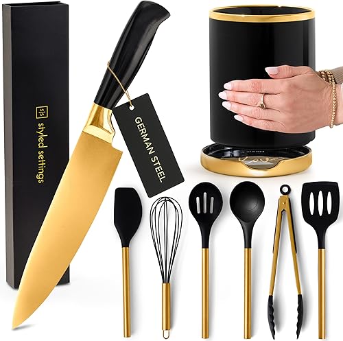 Styled Settings Juego de utensilios de cocina negros y dorados, paquete de cocina de 9 piezas con cuchillo de chef alemán de acero y soporte para