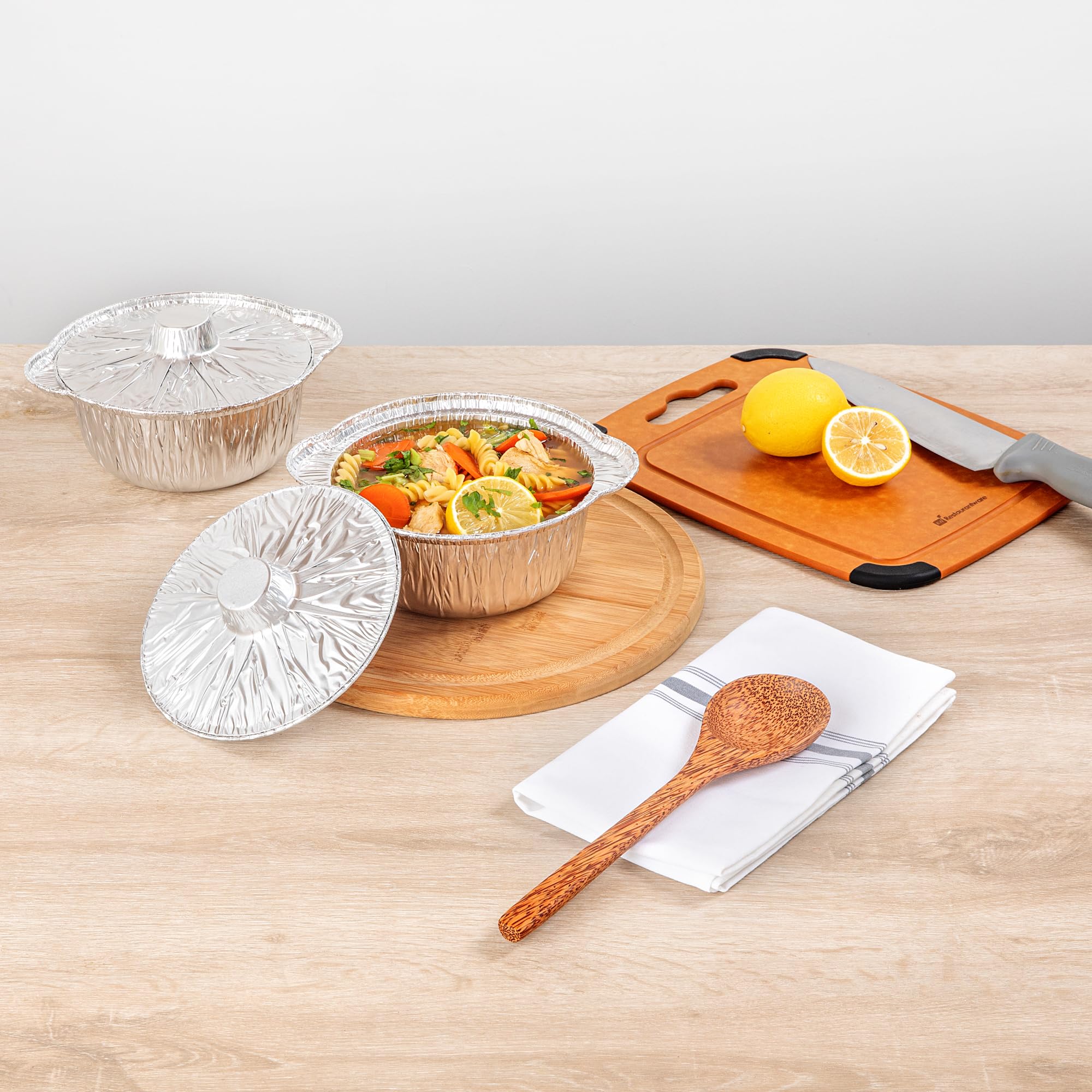 Restaurantware Foil Lux - Sartenes y tapas de 34 onzas, 10 ollas desechables con tapas, listas para horno, compatibles con estufas, bandejas de aluminio para hornear, congelables, para acampar al aire
