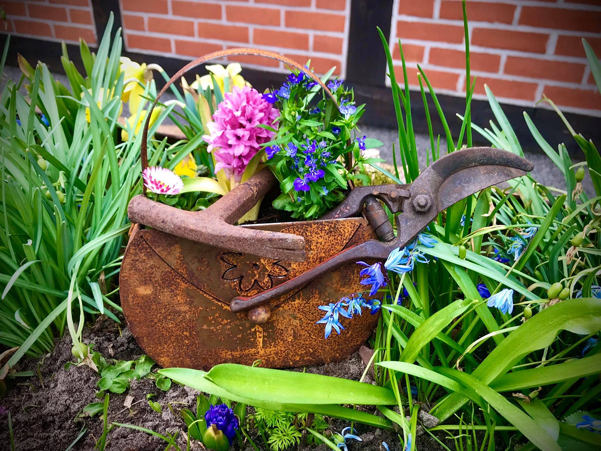 Bornhöft Bag with Flower for Planting Lantern Plant Pot Flower Bed Decoration Metal Rust Garden Decoration Patina Rusty Decoration for the Garden 17 cm x 22 cm - Image 2