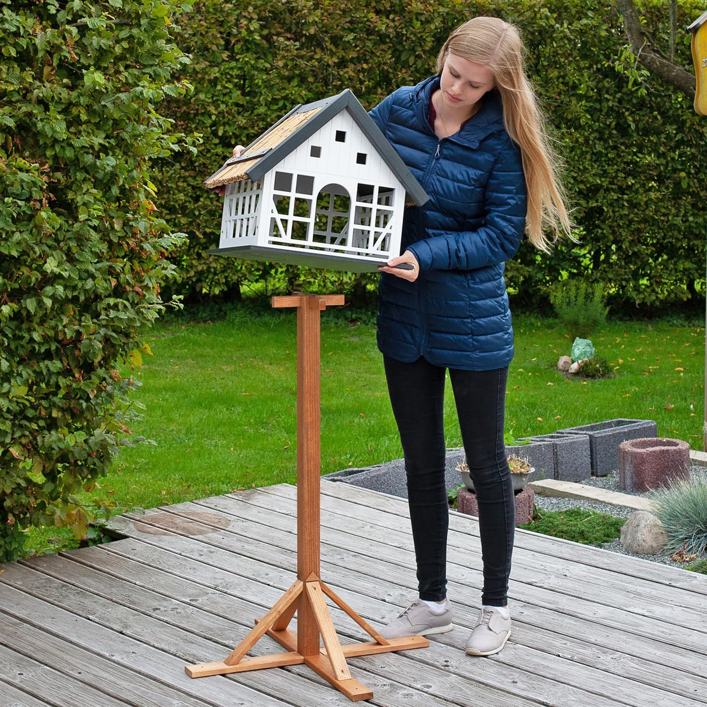 VOSS.garden Lindau Vogelhaus inklusive Ständer Groß Fachwerkstil Reetdach Weiß Grau