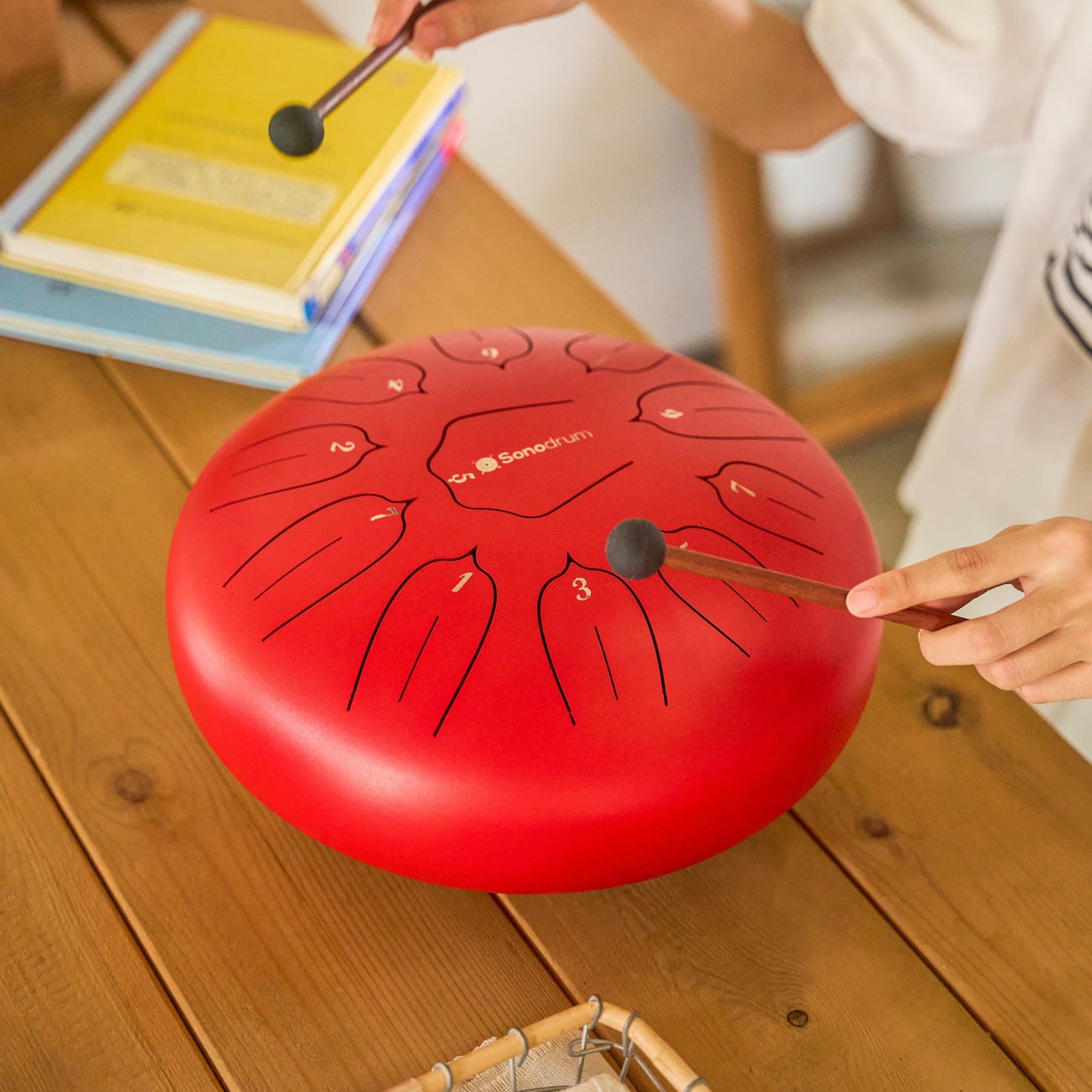 Sonodrum Stalen tongtrommel Premium C groot in vlierkleur - 35 cm Diameter met 15 tonen - Steel tongue drum inclusief songboek, mallets en draagtas. Eenvoudig te bespelen, muziek lezen is niet nodig Sonodrum Stalen tongtrommel Premium C groot in vlierkleur - 35 cm Diameter met 15 tonen - Steel tongue drum inclusief songboek, mallets en draagtas. Eenvoudig te bespelen, muziek lezen is niet nodig