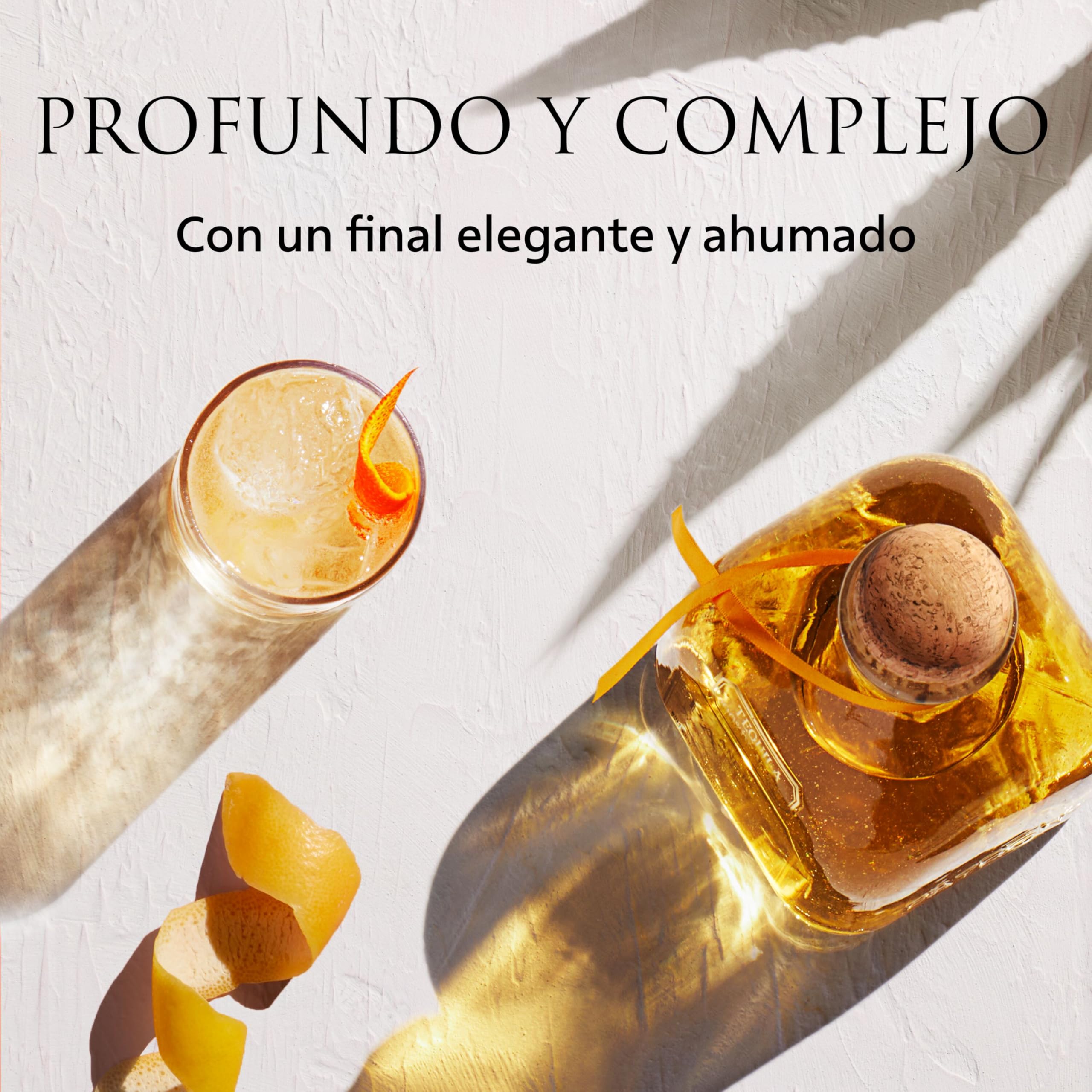 PATRÓN Añejo Premium Tequila, 40% vol., 70 cl / 700 ml, Tequila 100% de agave, elaborado artesanalmente en México, en pequeñas cantidades, con el mejor agave Azul Weber, añejado en barricas de roble
