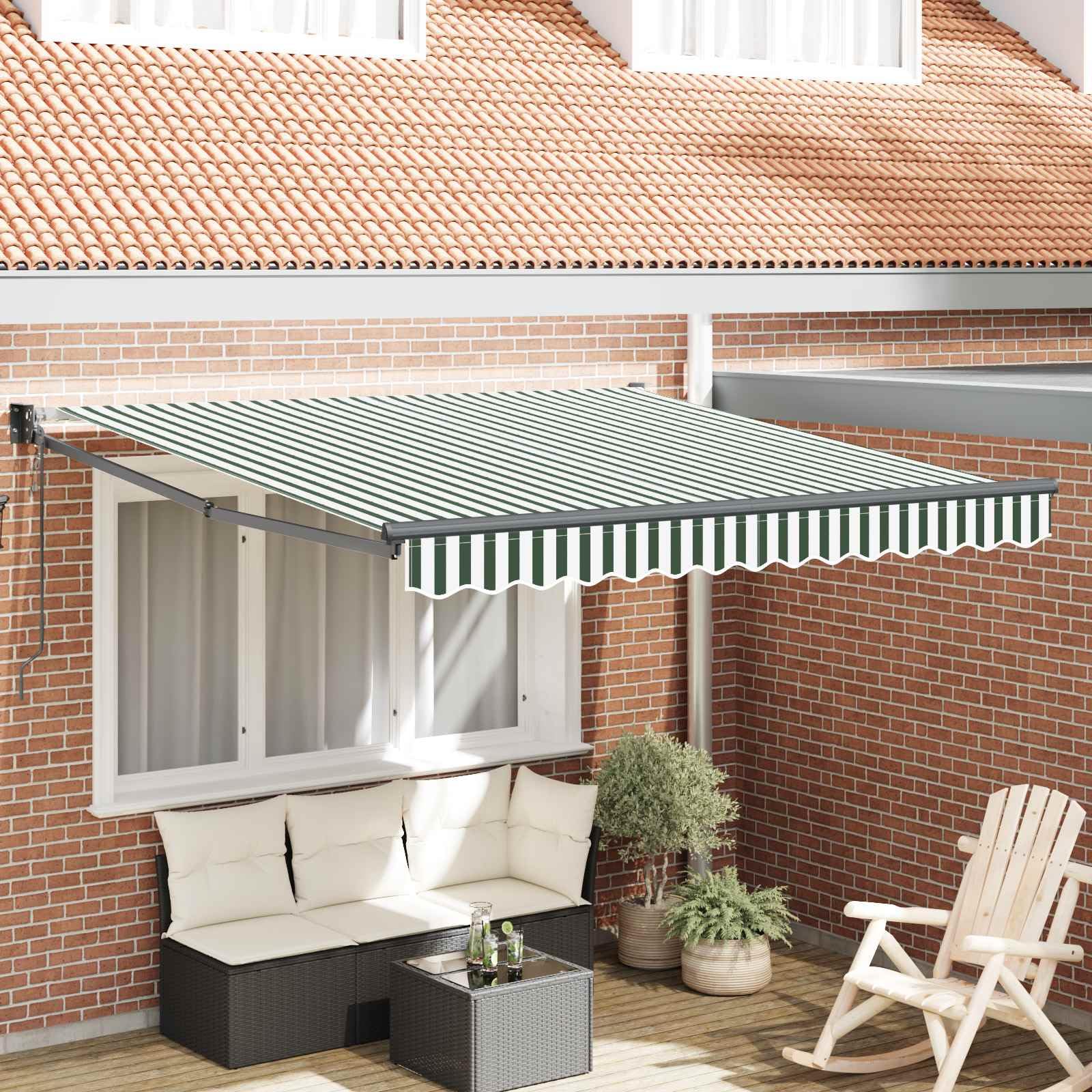 Store rétractable contre la chaleur pour ombrager une terrasse en plein été