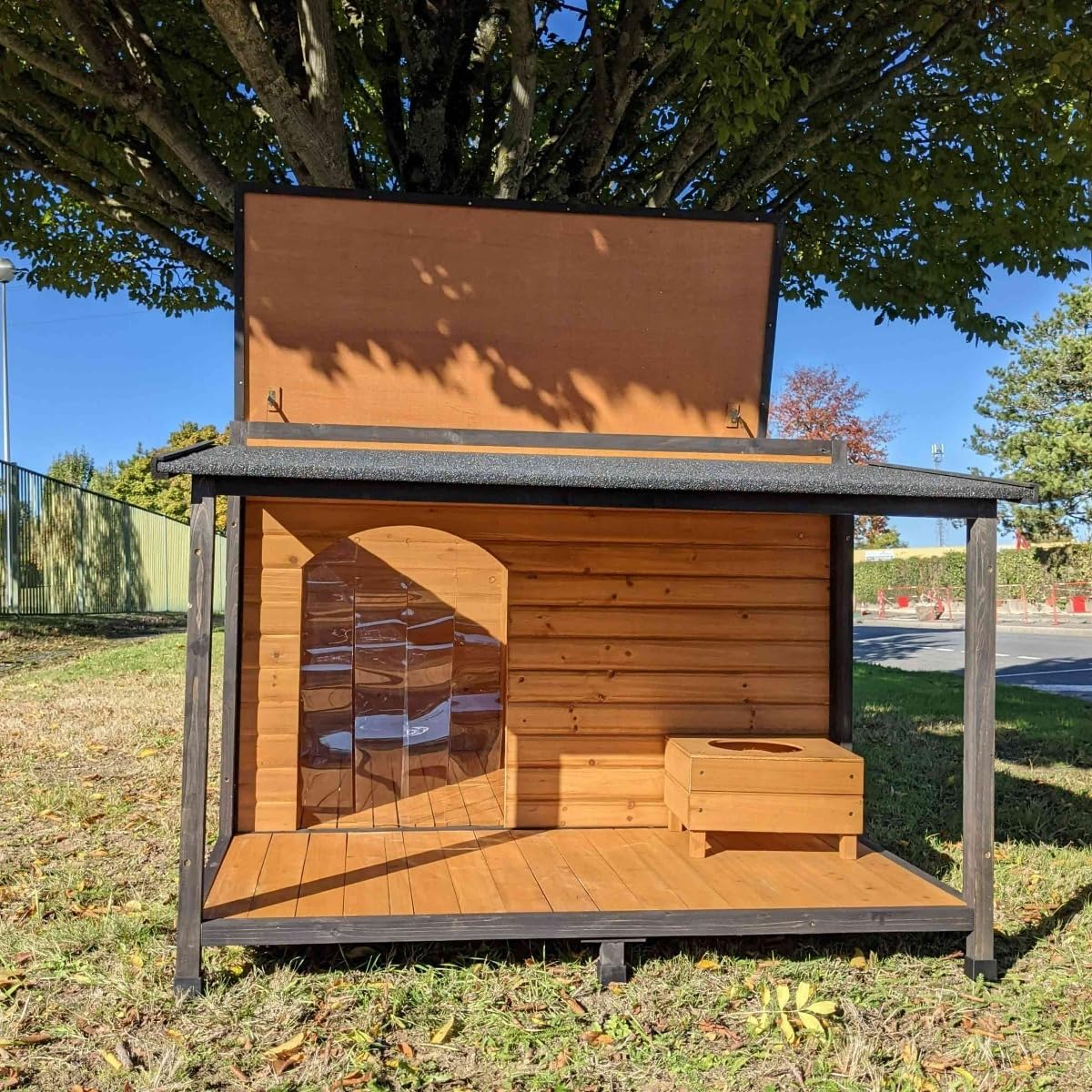 Animal Valley Hundehütte Deutscher Schäferhund mit Schiebedach und Terrasse – Holz und Kunststoff – L 136 x B 136 x H 95 cm – Größe XXL – Beige und Grau – für sehr große Hunde